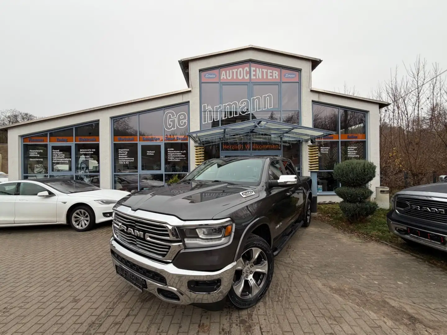 Dodge RAM 1500 5,7 HEMI 4+4 LARAMIE Grau - 1