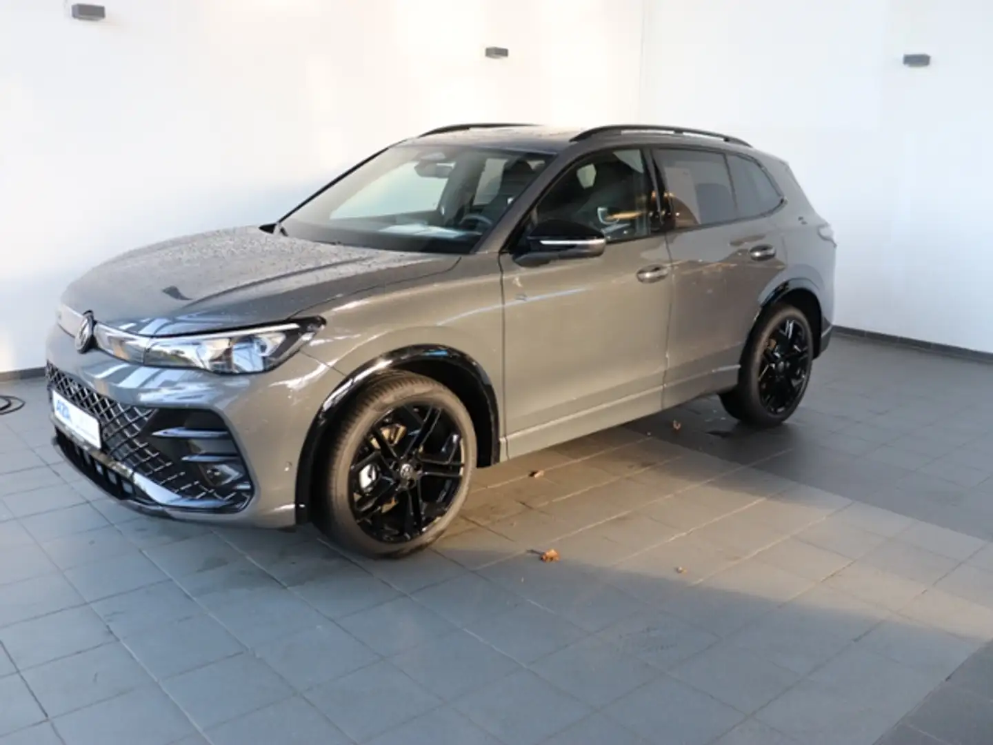 Volkswagen Tiguan R-Line 1.5 eTSI*BLACKSTYLE*DSG*ACC*AHK*NAVI*Panor Gris - 2