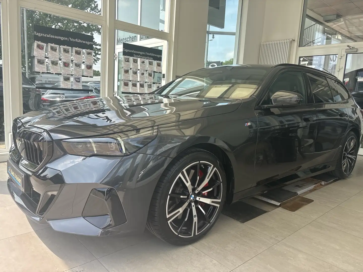 BMW 540 d Touring MSport Pro*STANDHZG,PANO,B&W,AHK* - 2