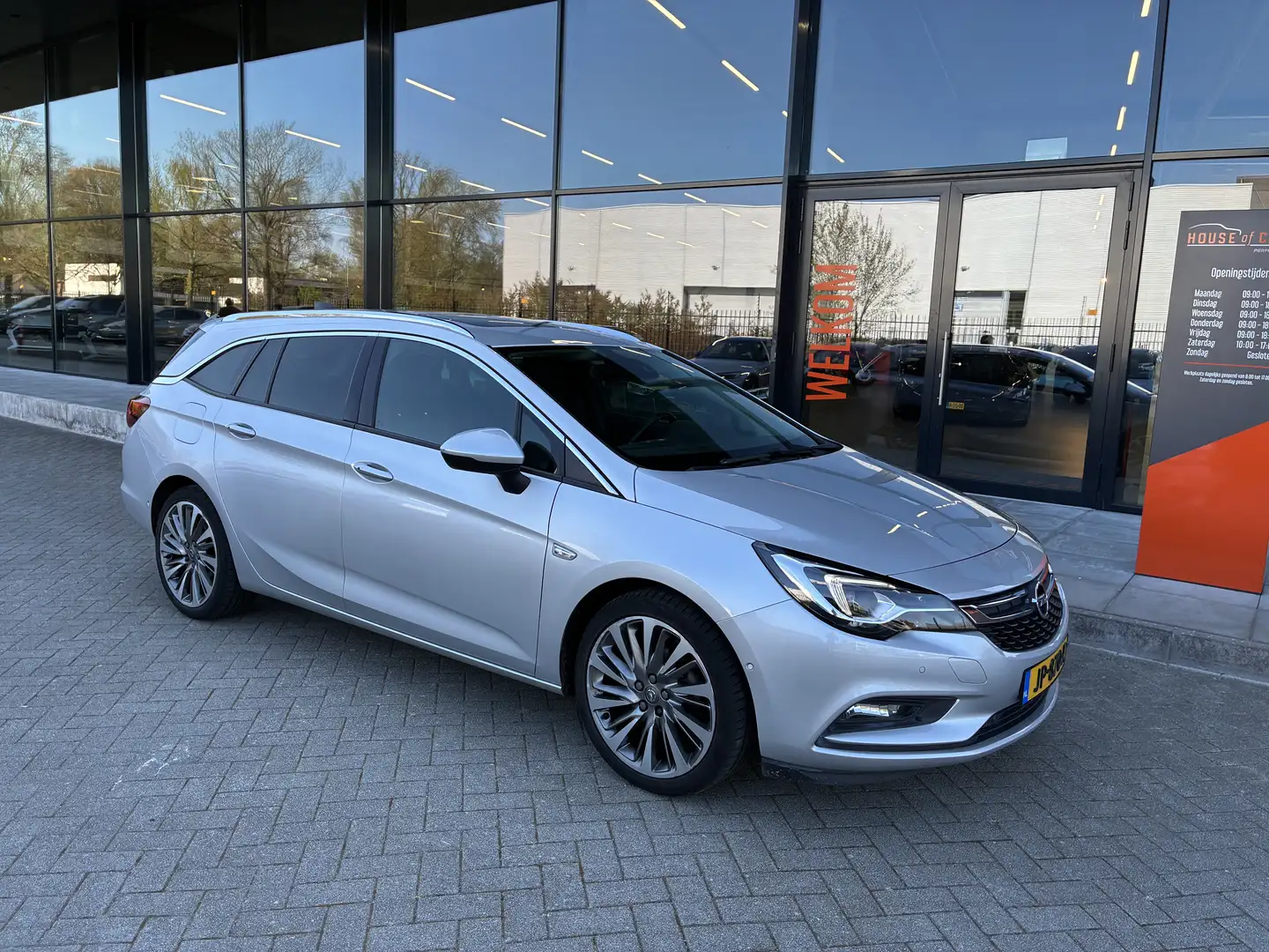 Opel Astra 1.4 Innovation Grijs - 1