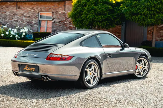 Porsche 911 view 3