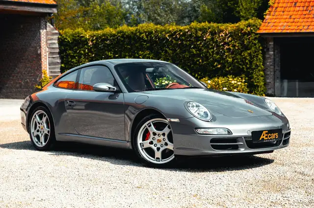Porsche 911 view 4