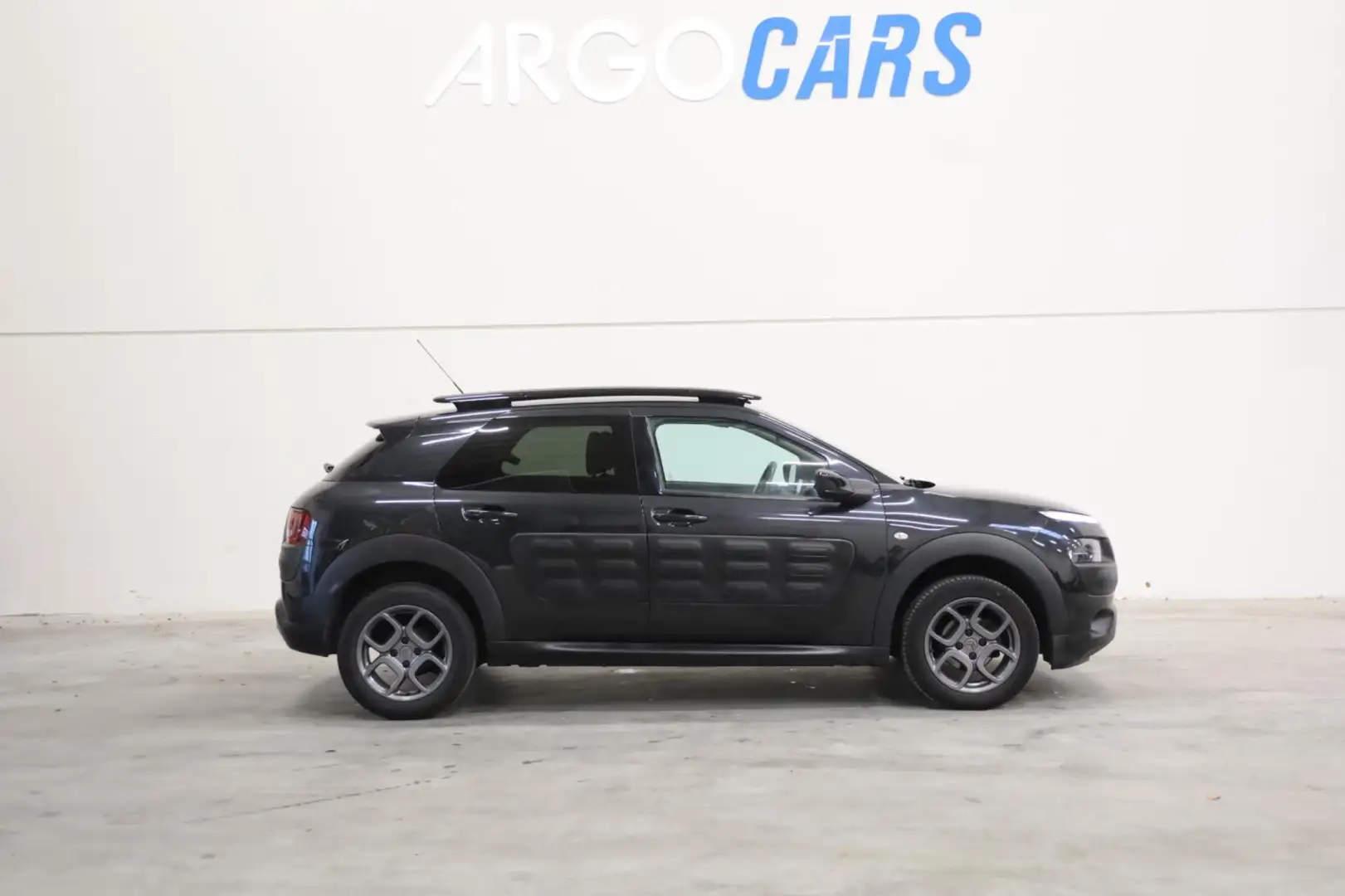 Citroen C4 Cactus 1.2 PureTech Shine NAP CAMERA PDC AIRCO NAVI ZWART Zwart - 2