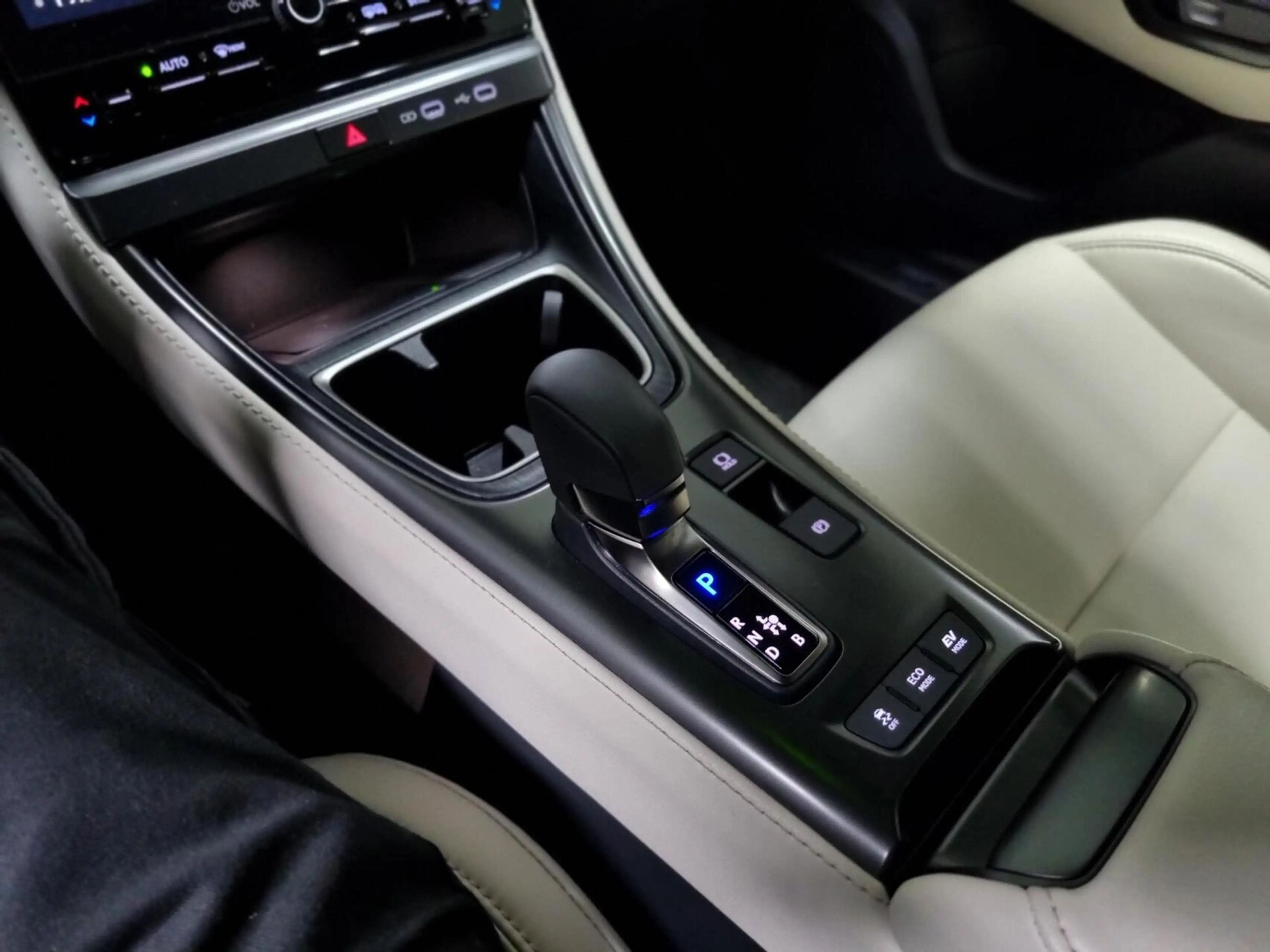 Lexus LBX 1.5 Elegant / Leder / PDC / BSM — photo 31