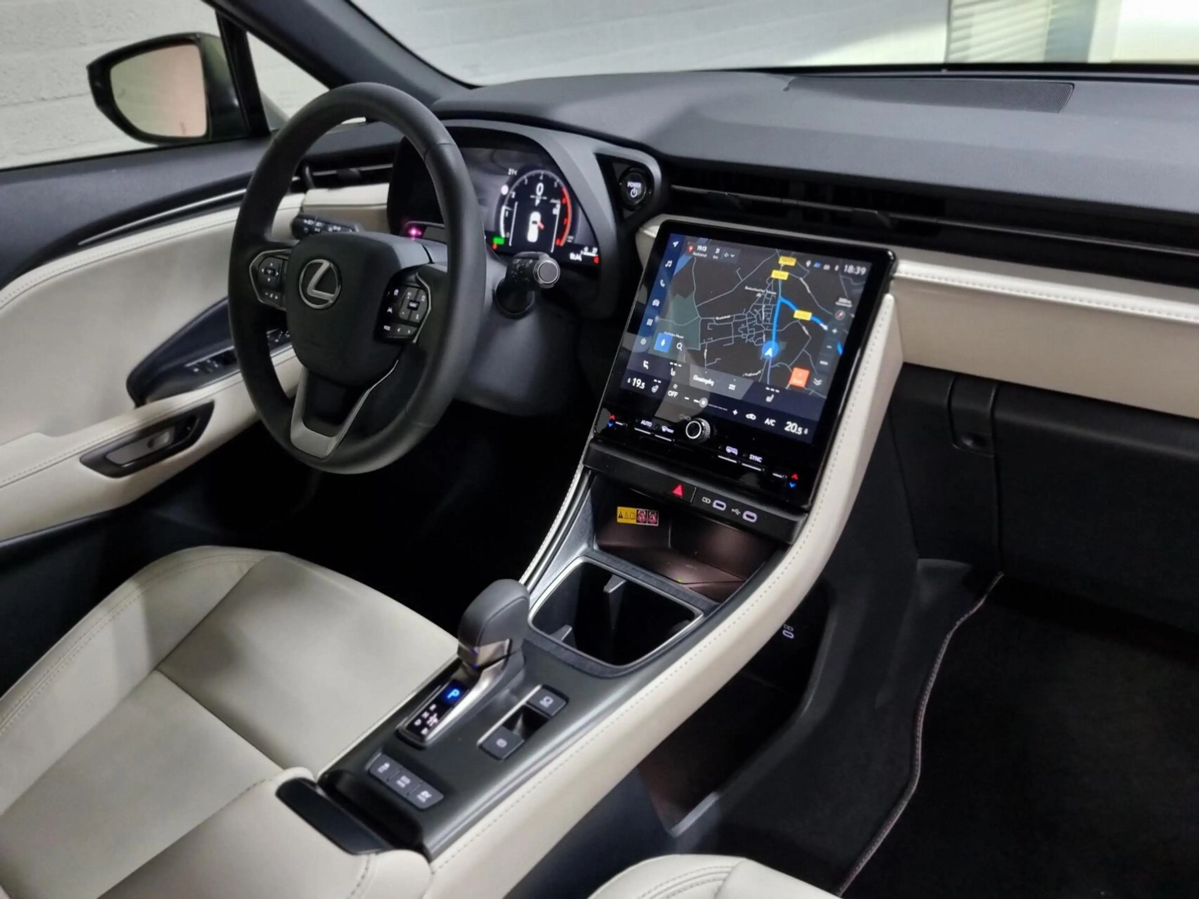 Lexus LBX 1.5 Elegant / Leder / PDC / BSM — photo 13