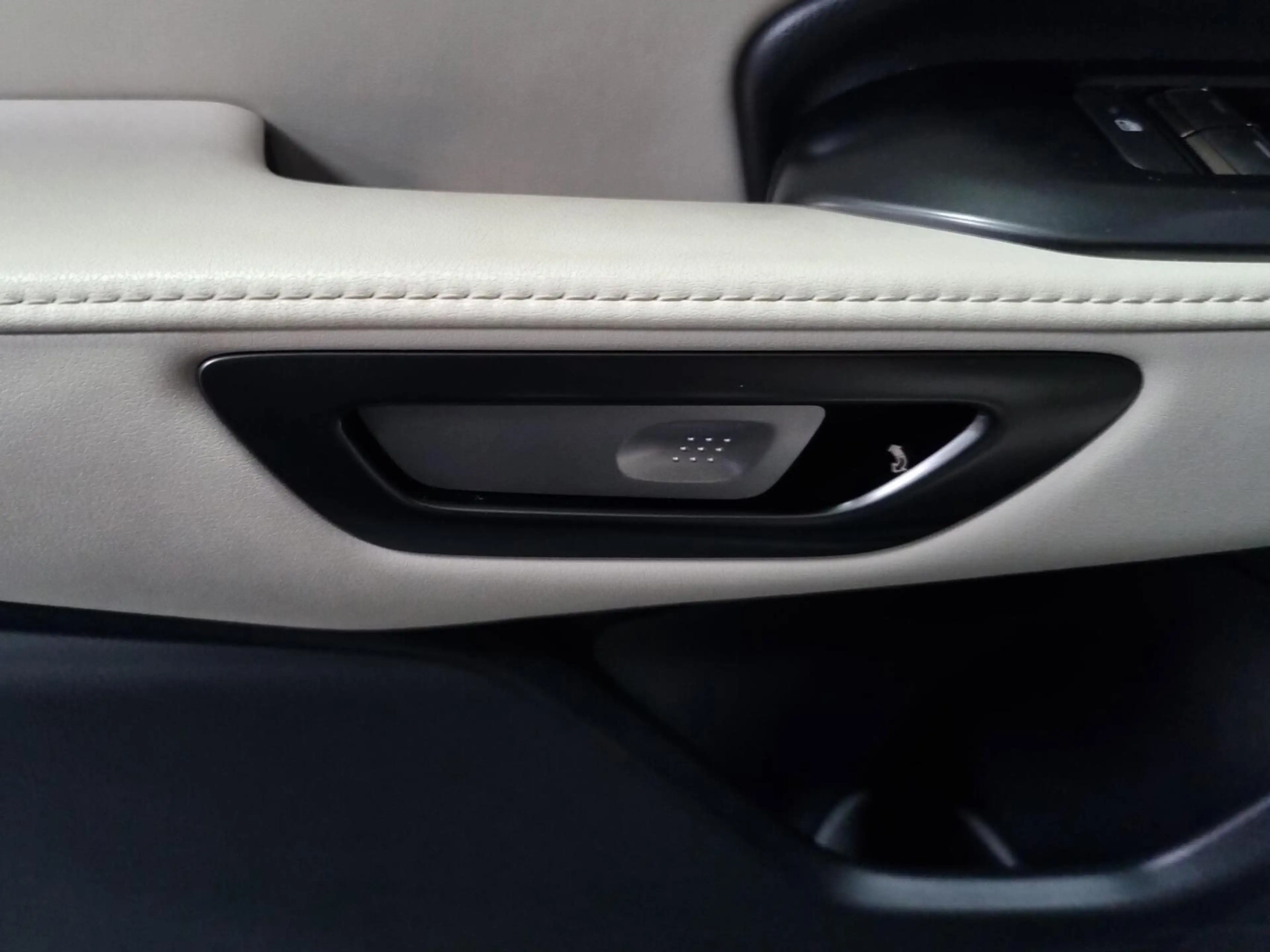 Lexus LBX 1.5 Elegant / Leder / PDC / BSM — photo 16