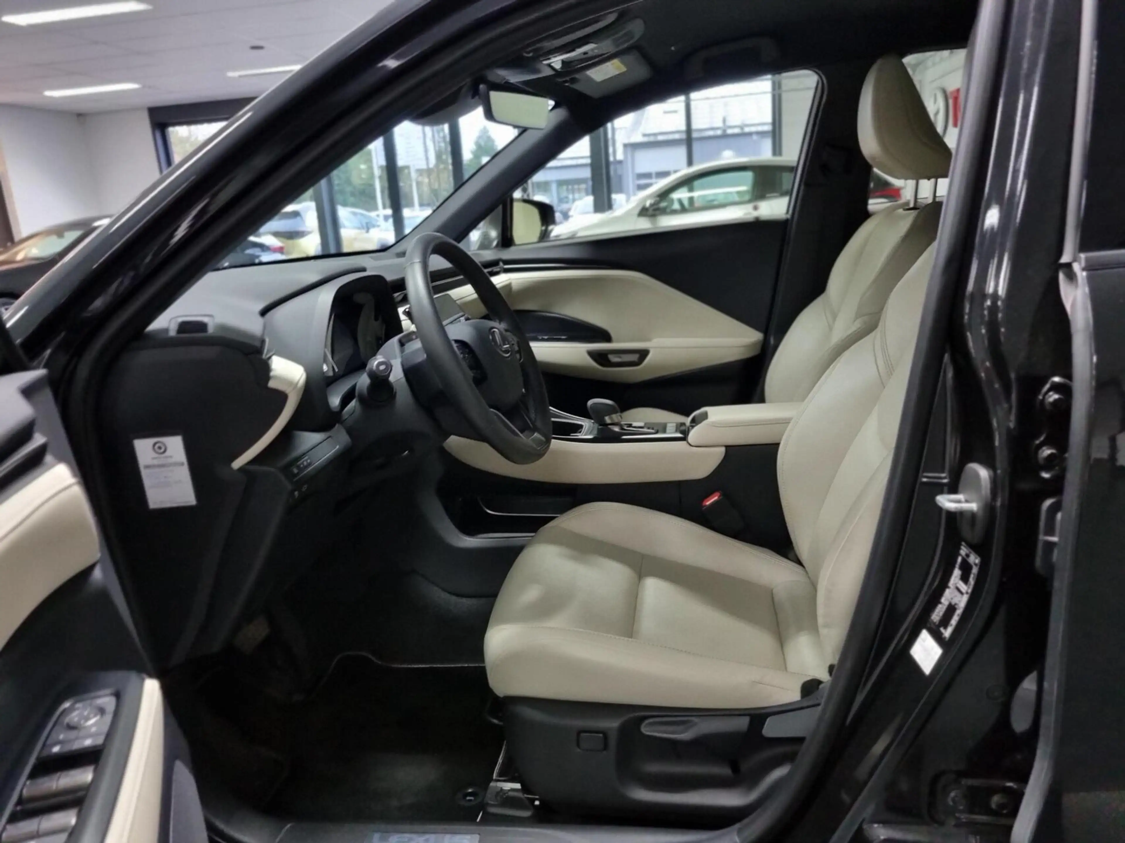 Lexus LBX 1.5 Elegant / Leder / PDC / BSM — photo 9