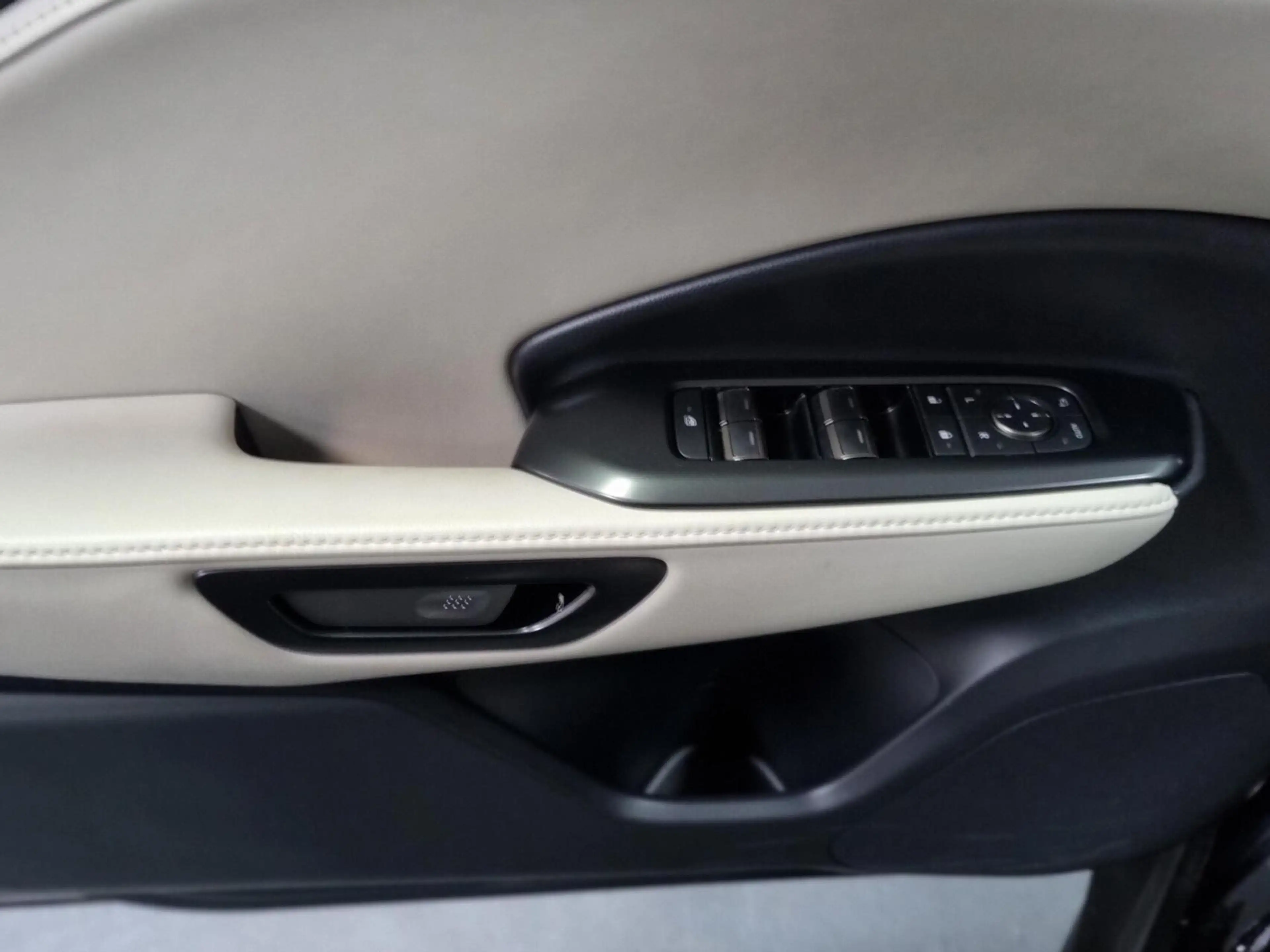 Lexus LBX 1.5 Elegant / Leder / PDC / BSM — photo 15