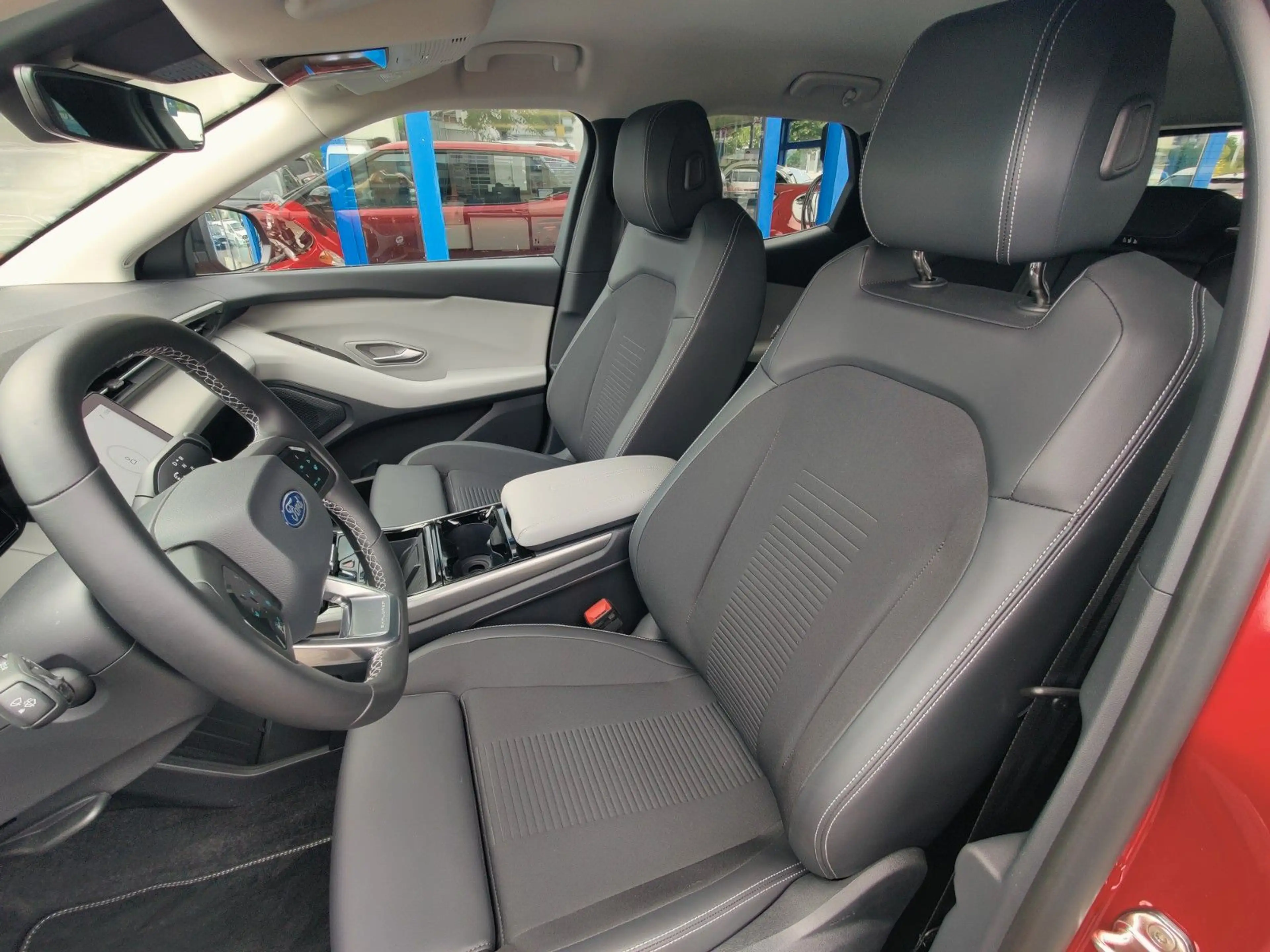 Ford Explorer Select RWD — photo 15