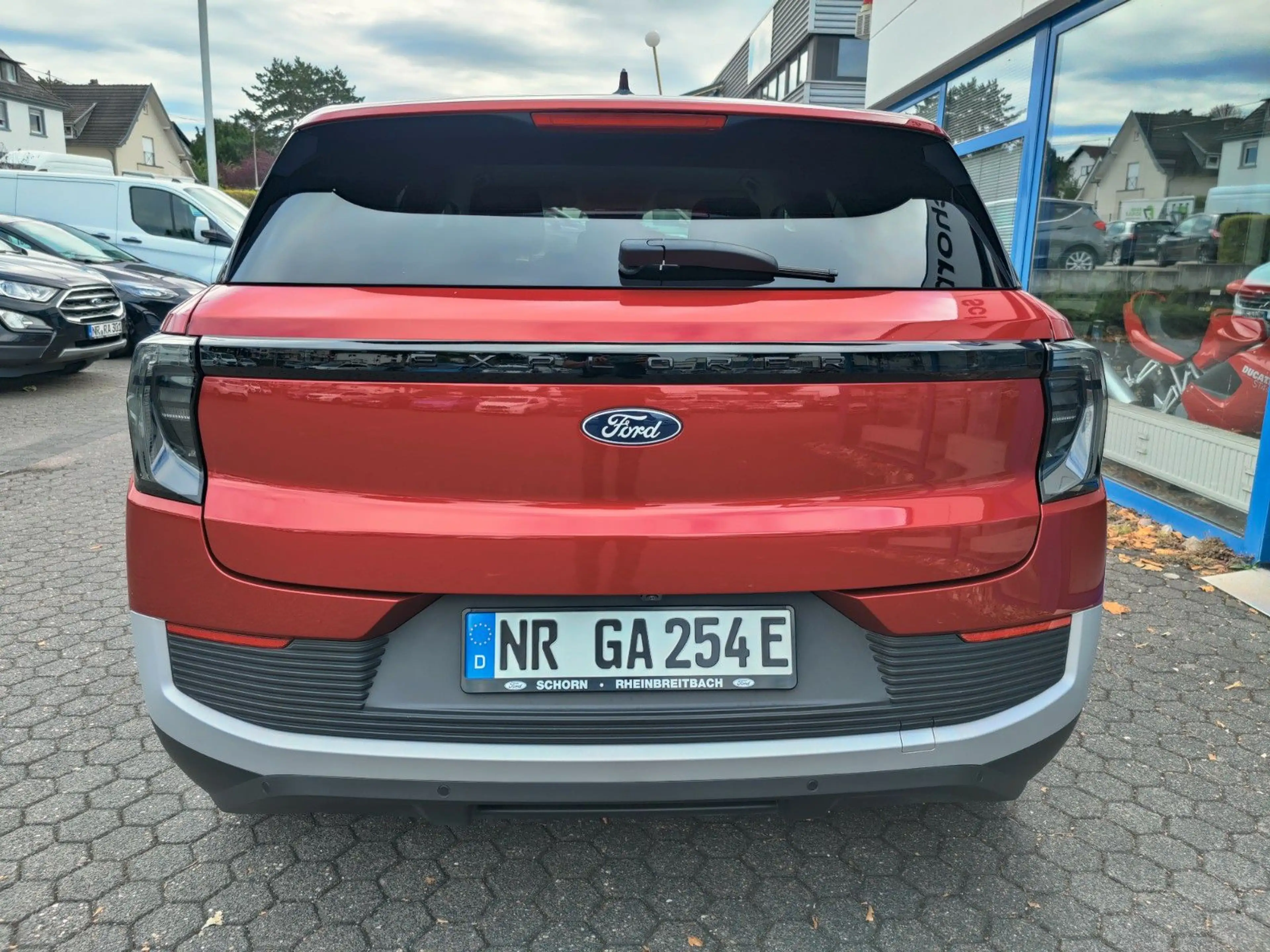 Ford Explorer Select RWD — photo 6