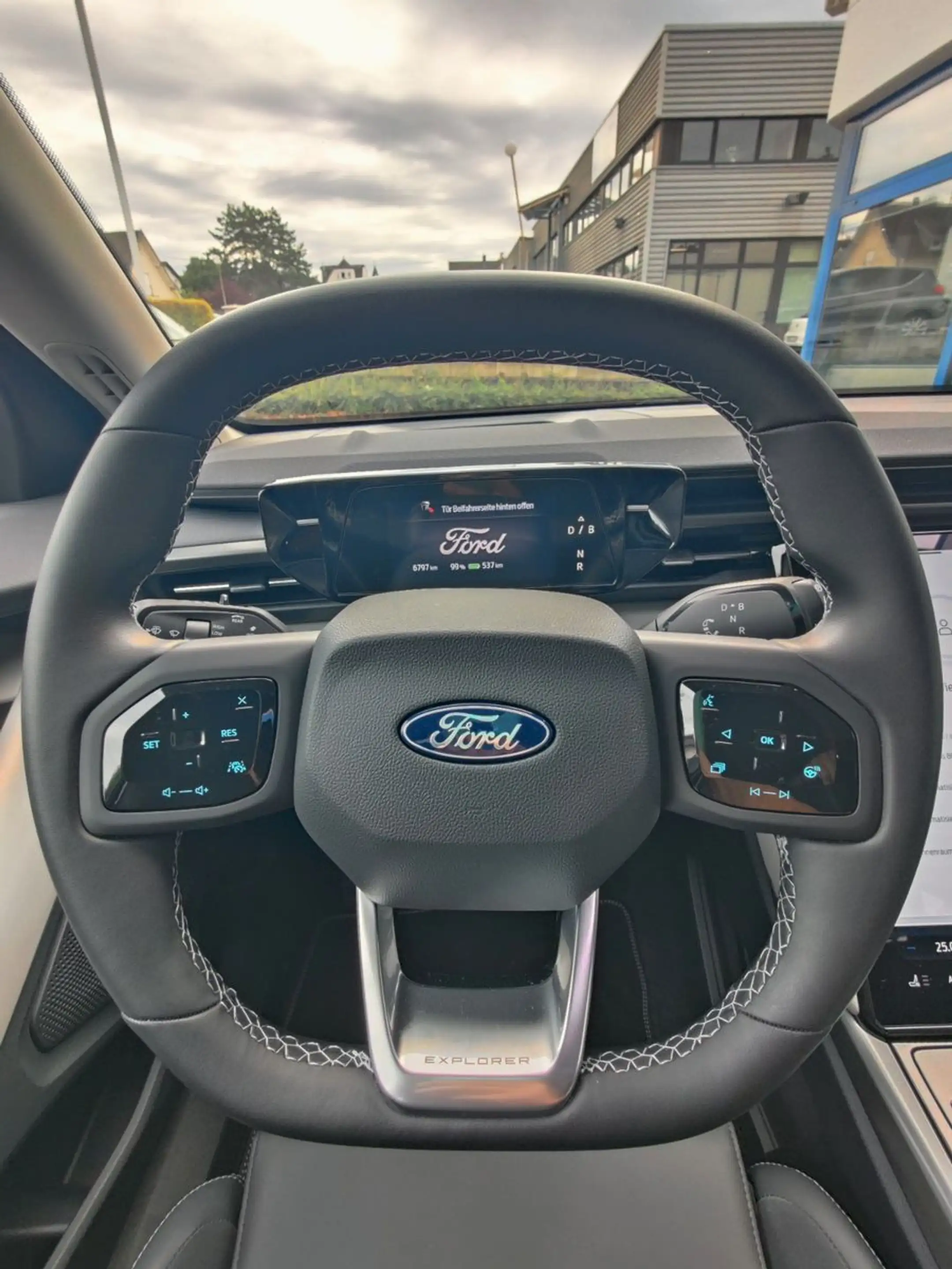 Ford Explorer Select RWD — photo 13