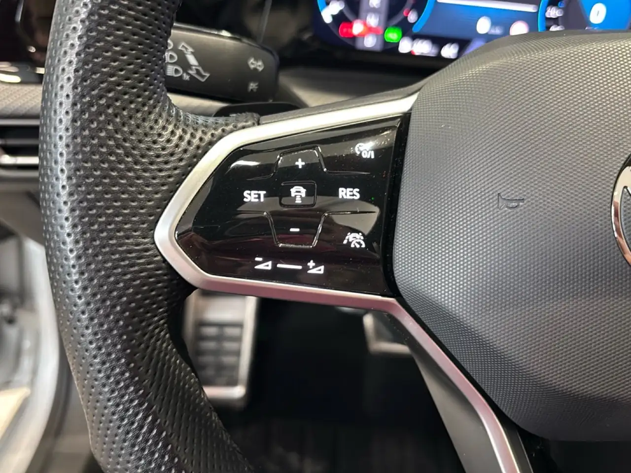 Volkswagen Golf Variant 2.0 TDI SCR R-Line DSG 16