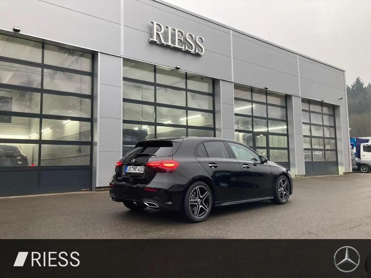 Mercedes-Benz A 200 AMG+AHK+PANO+MULTIBEAM+KEYLESS+DISTRONIC+ Schwarz - 2