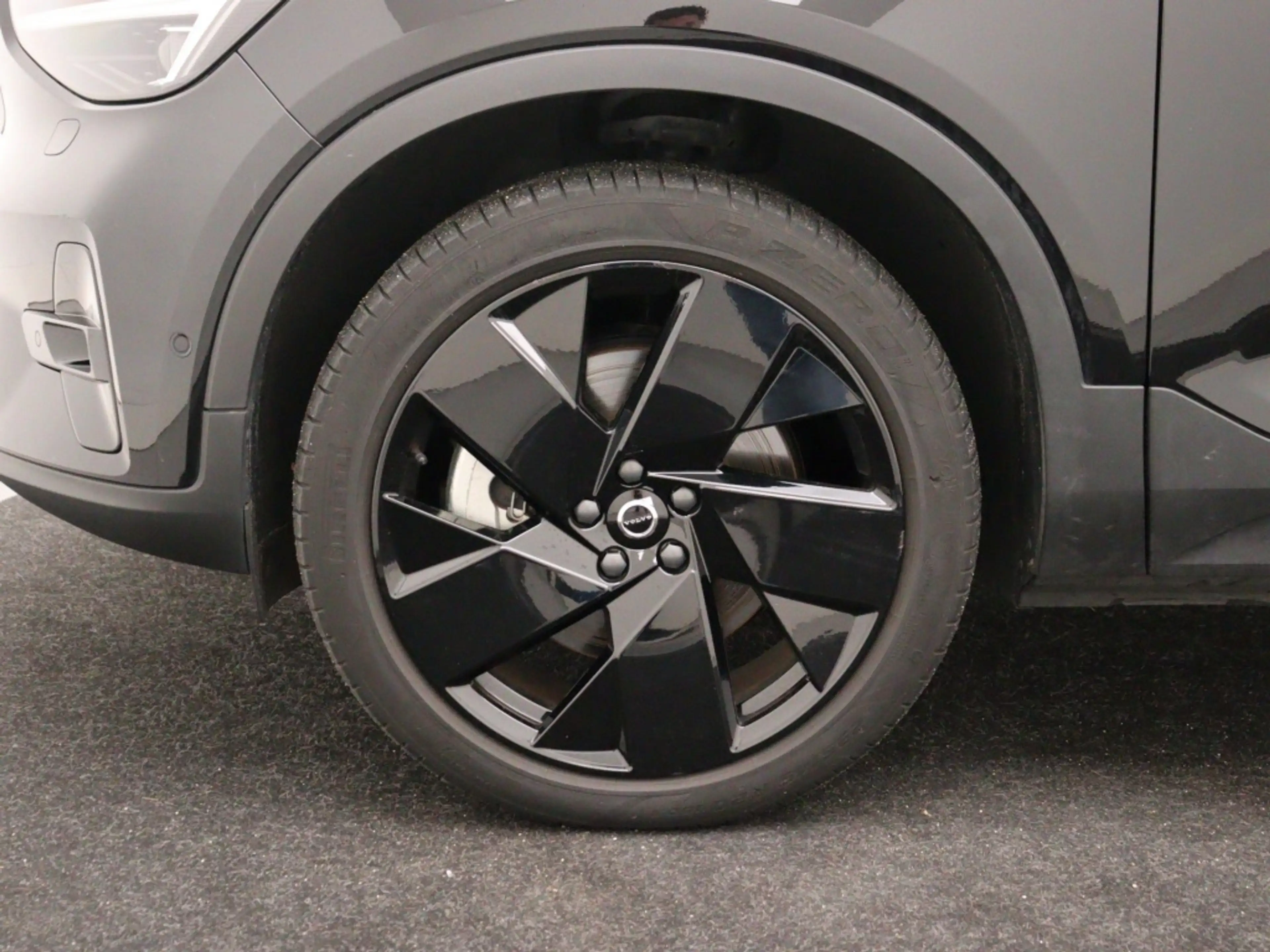Volvo EX40 EXTENDED RANGE BLACK EDITION ULTRA 20INCH TREKHAAK — photo 8