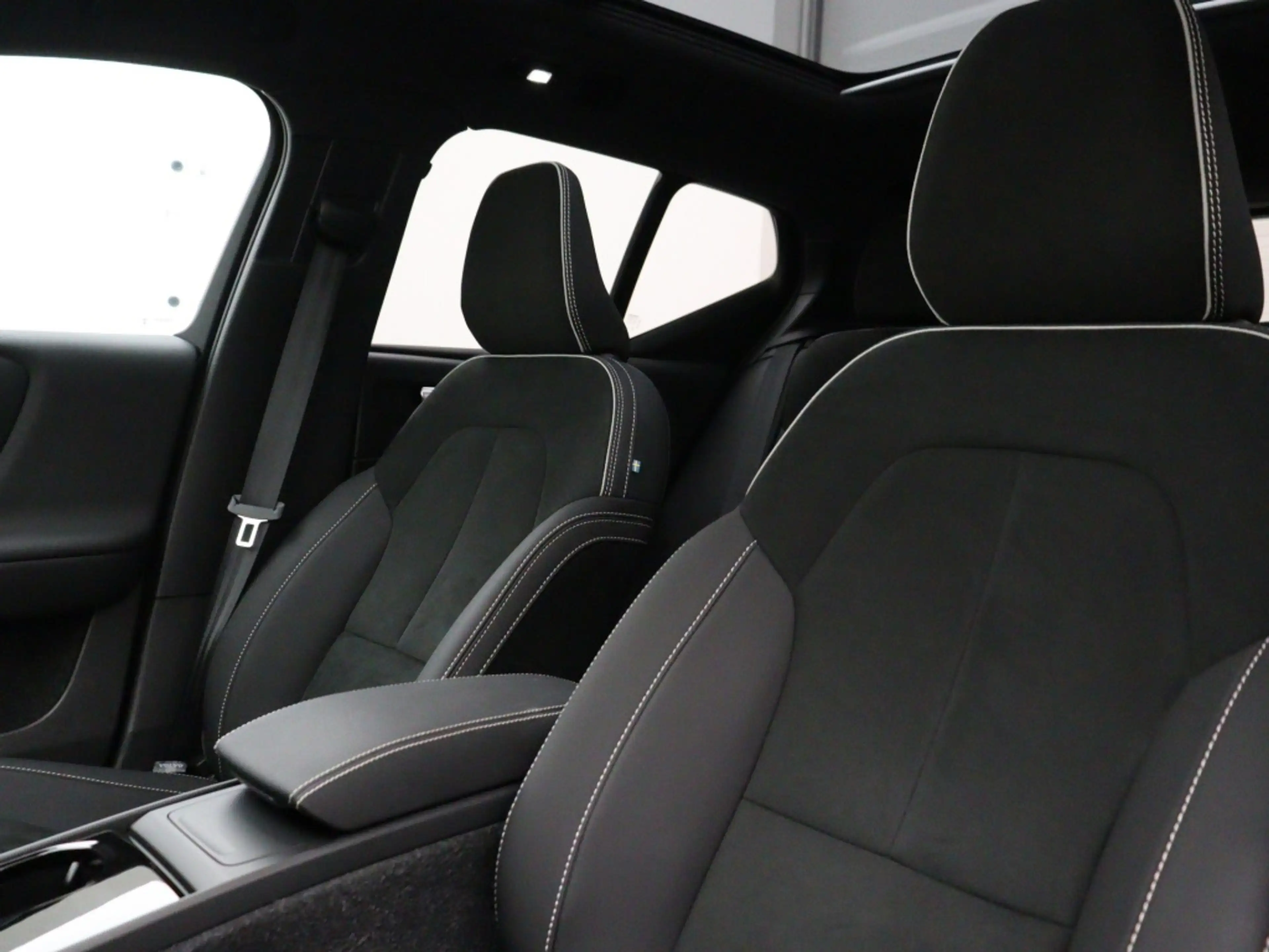 Volvo EX40 EXTENDED RANGE BLACK EDITION ULTRA 20INCH TREKHAAK — photo 14