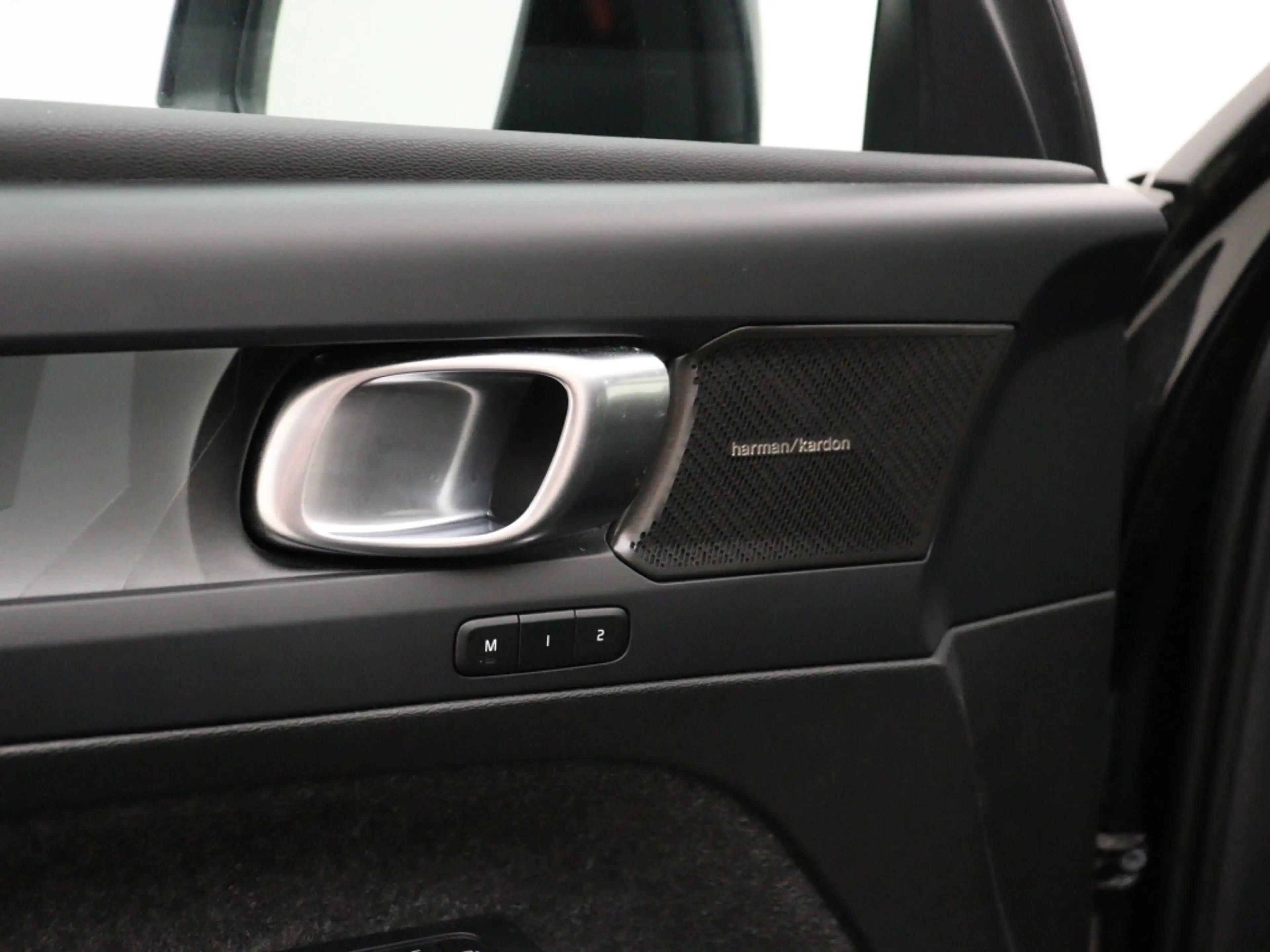 Volvo EX40 EXTENDED RANGE BLACK EDITION ULTRA 20INCH TREKHAAK — photo 13