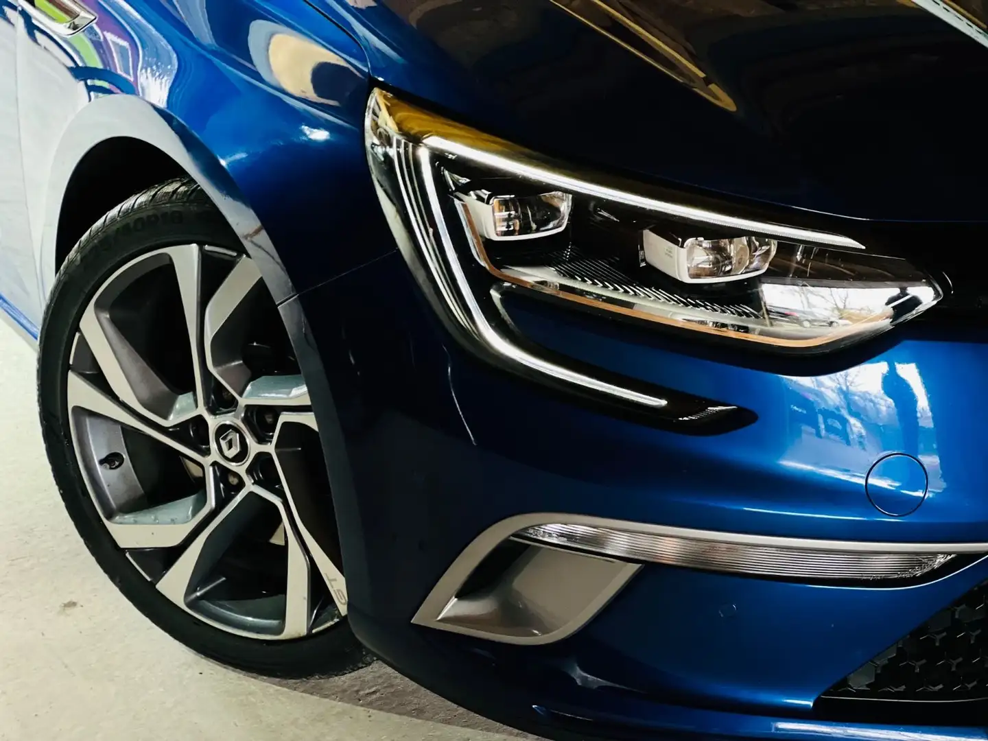 Renault Megane IV Grandtour GT Blau - 1