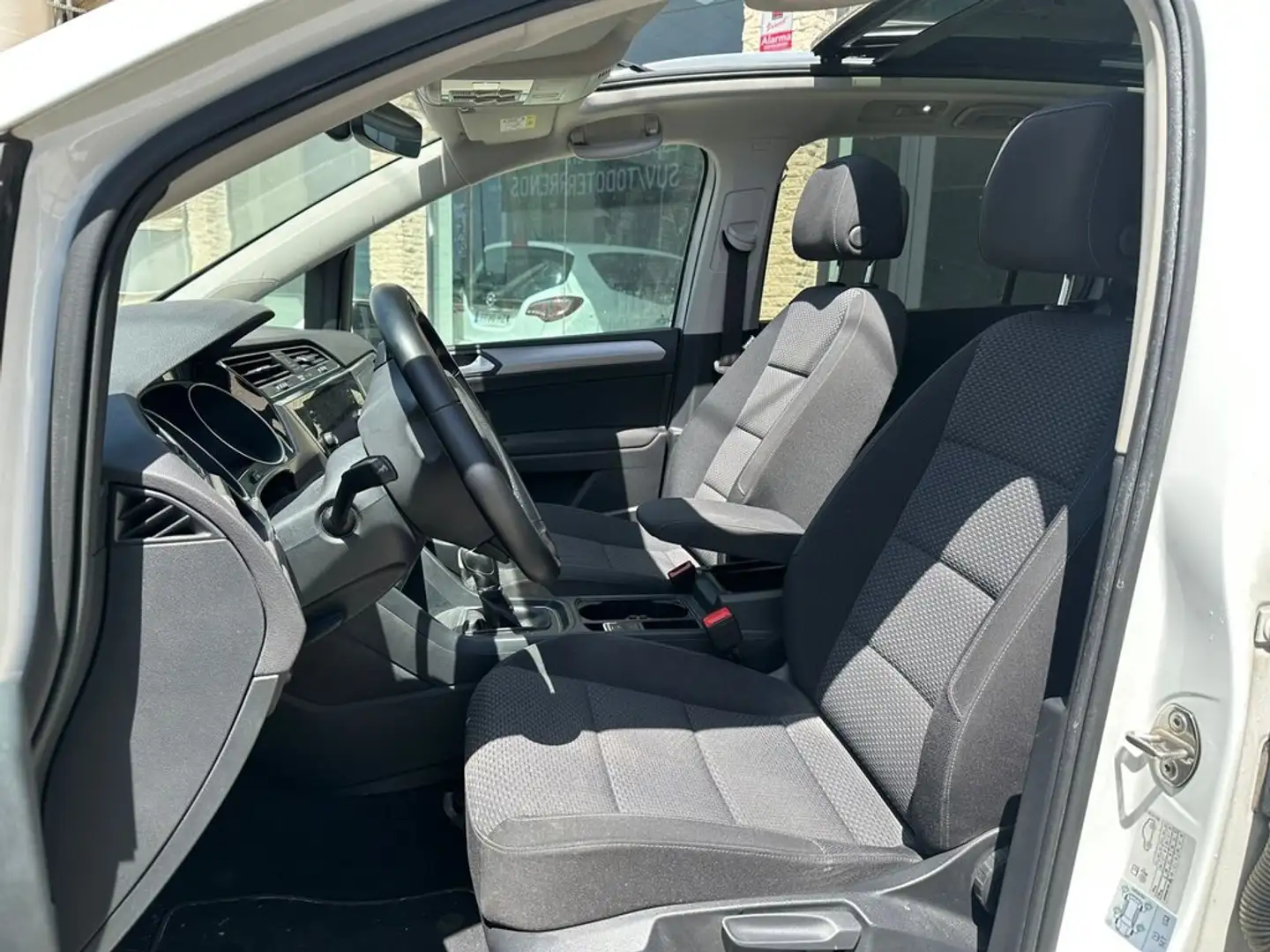 Volkswagen Touran 2.0TDI CR BMT Advance DSG7 85kW Gris - 2