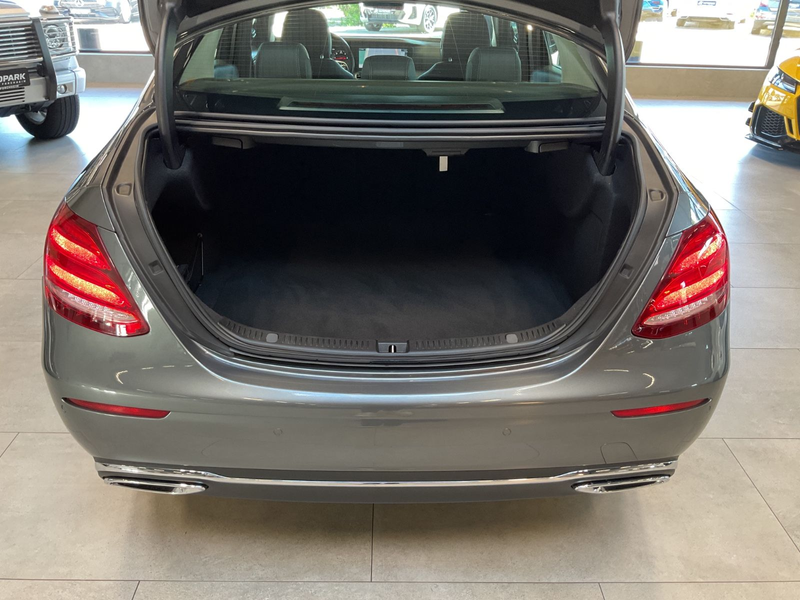 Mercedes-Benz E 220 d Leder Navi LED 19" AMG Felgen — photo 13
