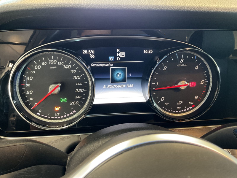 Mercedes-Benz E 220 d Leder Navi LED 19" AMG Felgen — photo 10