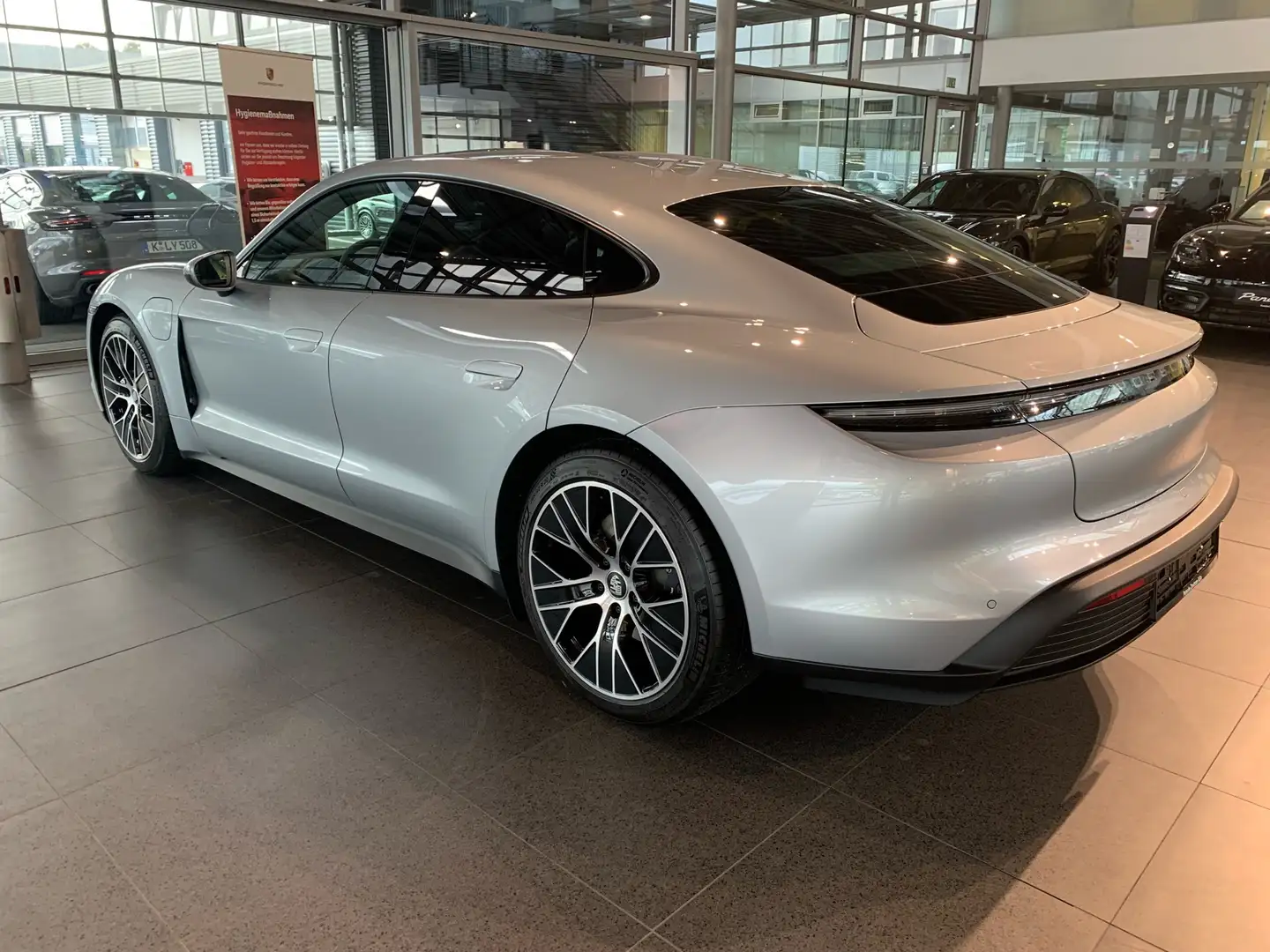 Porsche Taycan Garagenfahrzeug - 2