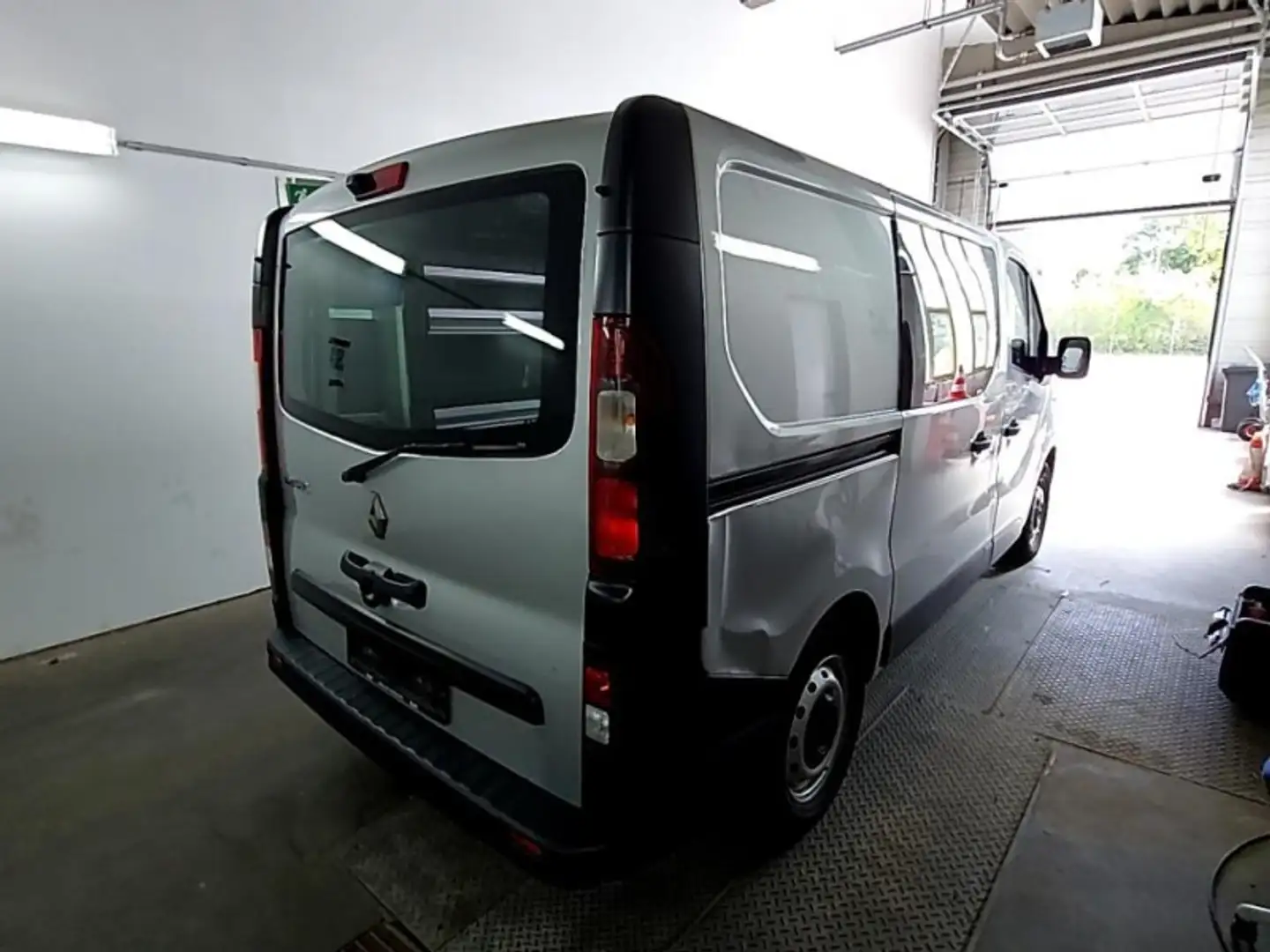 Renault Trafic L1H1 3,0t Komfort Regale R.Cam PDC Klima Argintiu - 2