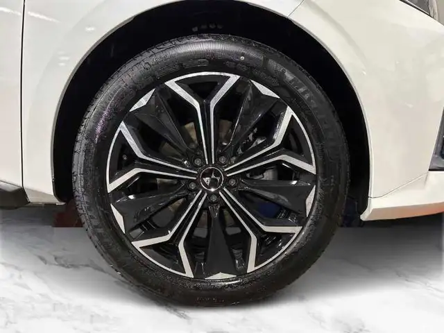 DS Automobiles DS 4 view 8