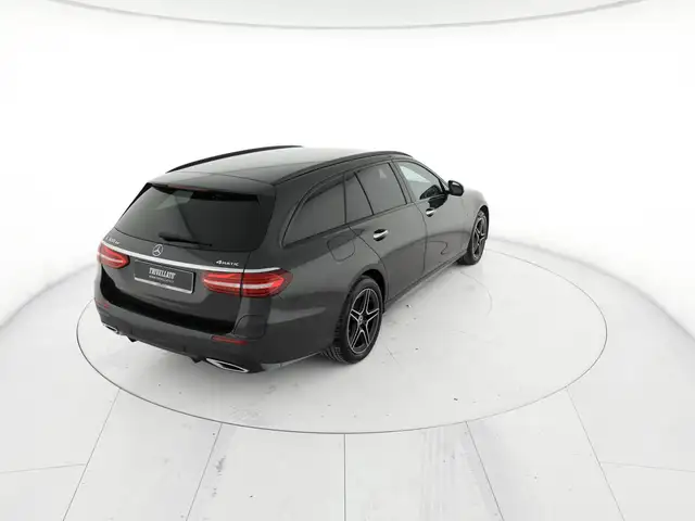 Mercedes-Benz E-Class view 3