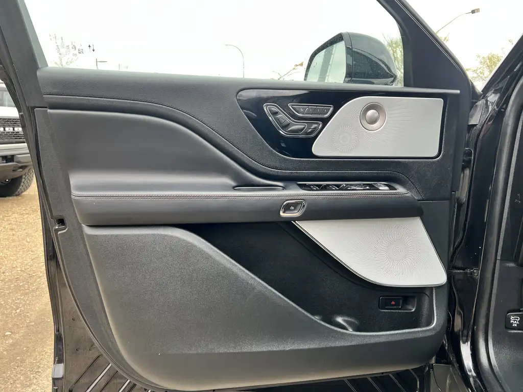 2023 Lincoln Aviator Reserve | Illumination Pkg | Revel 3D Audio | Moon — photo 5