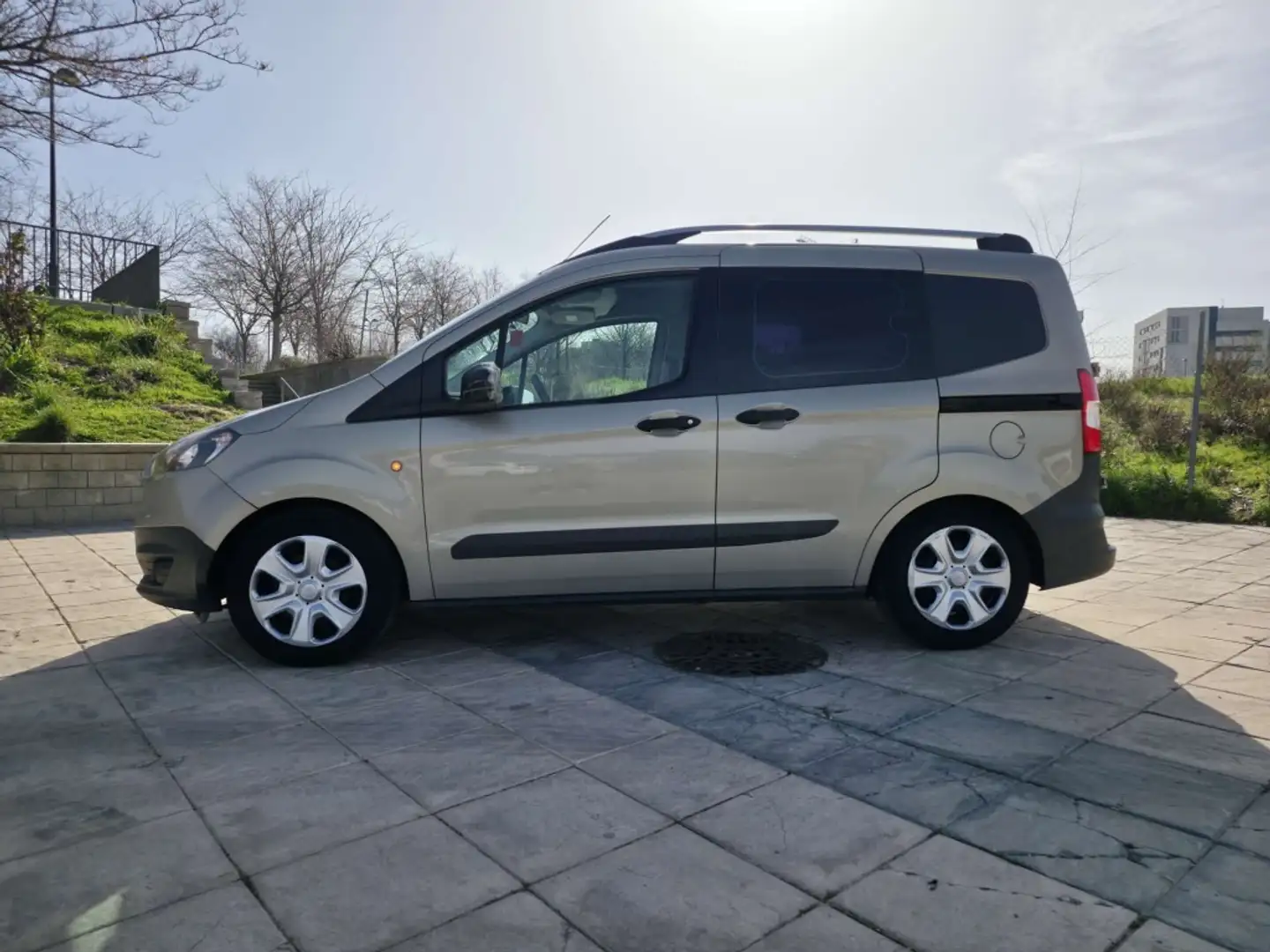 Ford Tourneo Courier 1.6TDCi Ambiente Marrón - 2