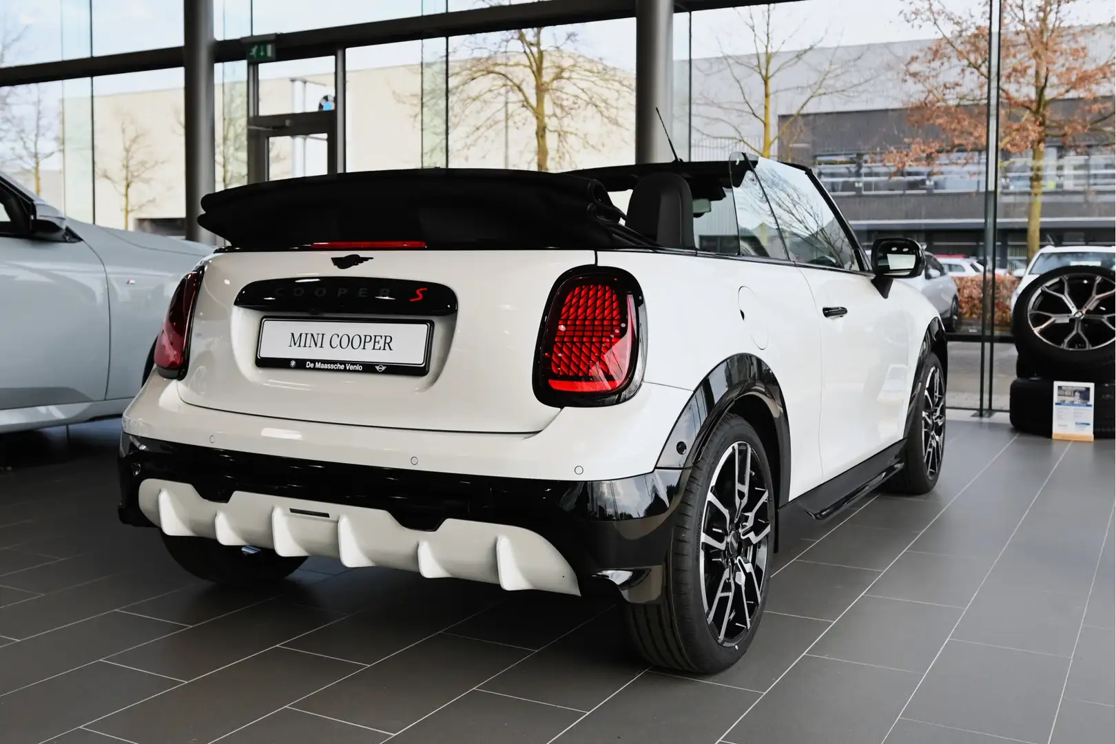 MINI Cooper S Cabrio Automaat / JCW / Pakket XL / 18" JCW Lap Spoke 2-t Blanco - 2
