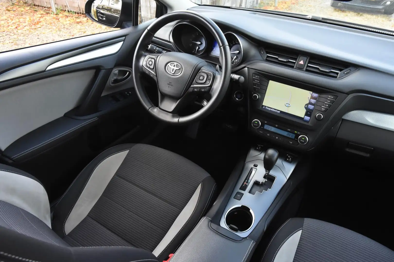 Toyota Avensis Touring Sports 1.8 VVT-i SkyView Edition automaat Zwart - 2