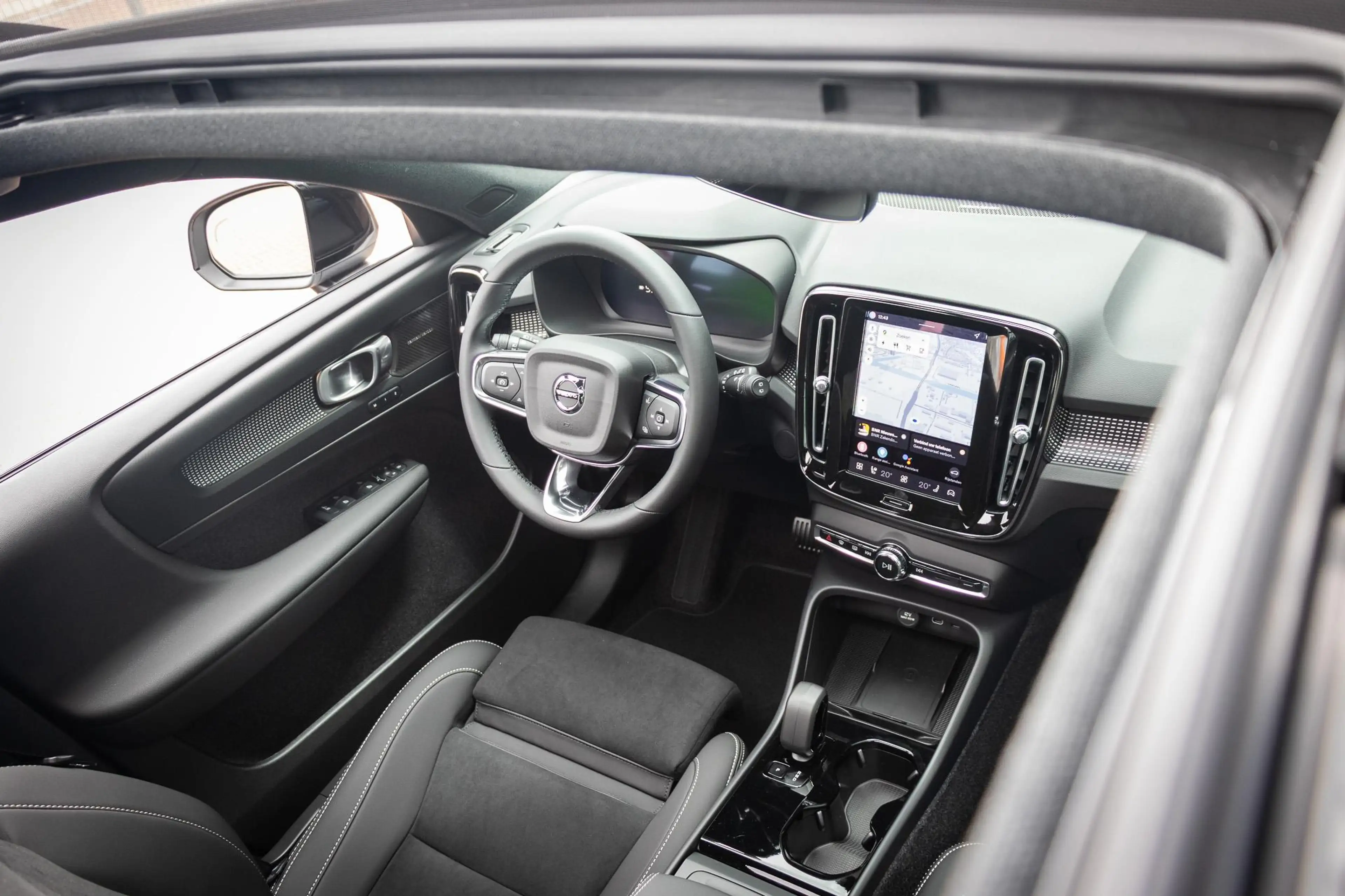Volvo EX40 Single Motor Extended Range Ultra Black Ed. 82 kWh — photo 5