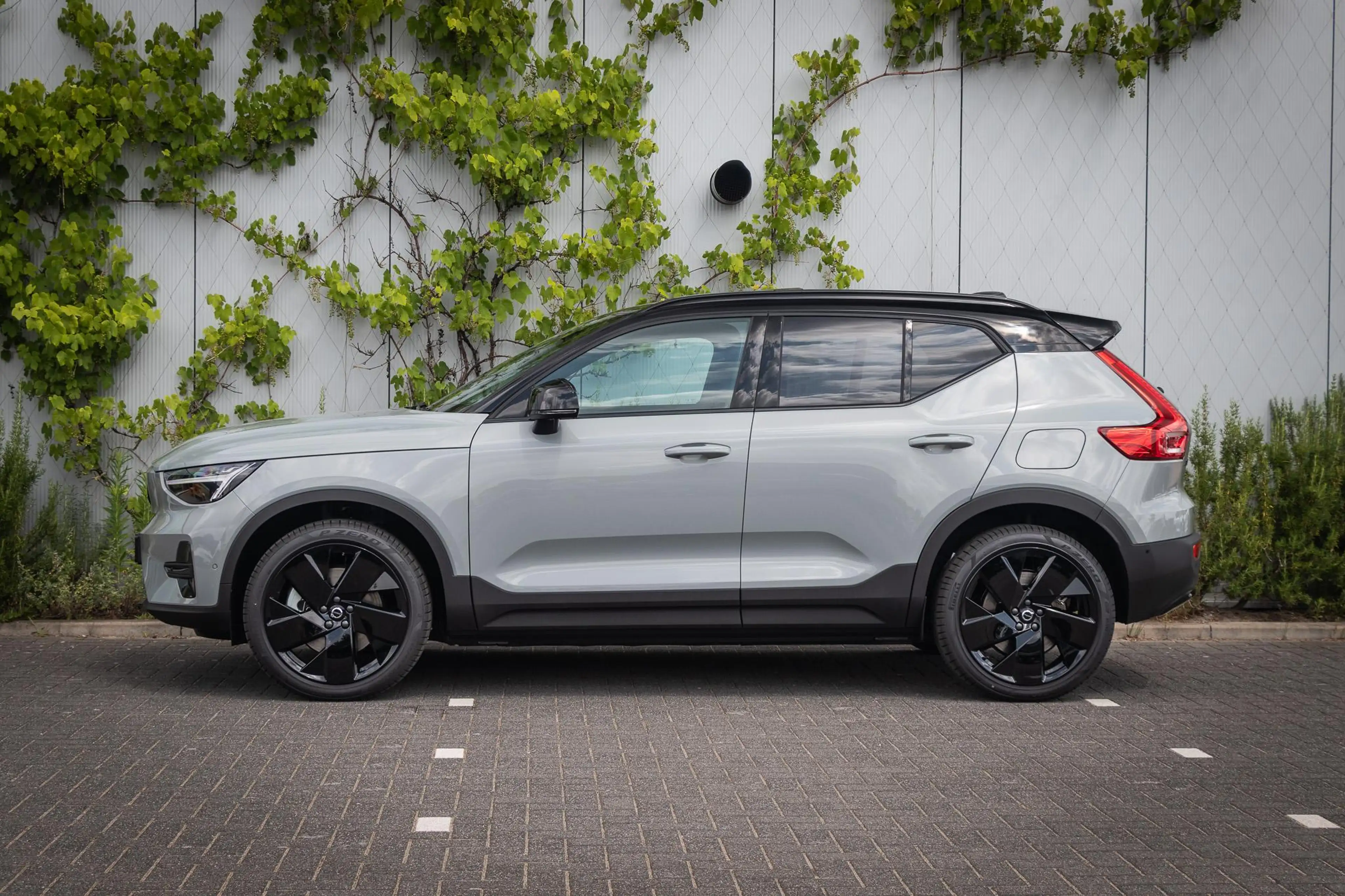 Volvo EX40 Single Motor Extended Range Ultra Black Ed. 82 kWh — photo 4