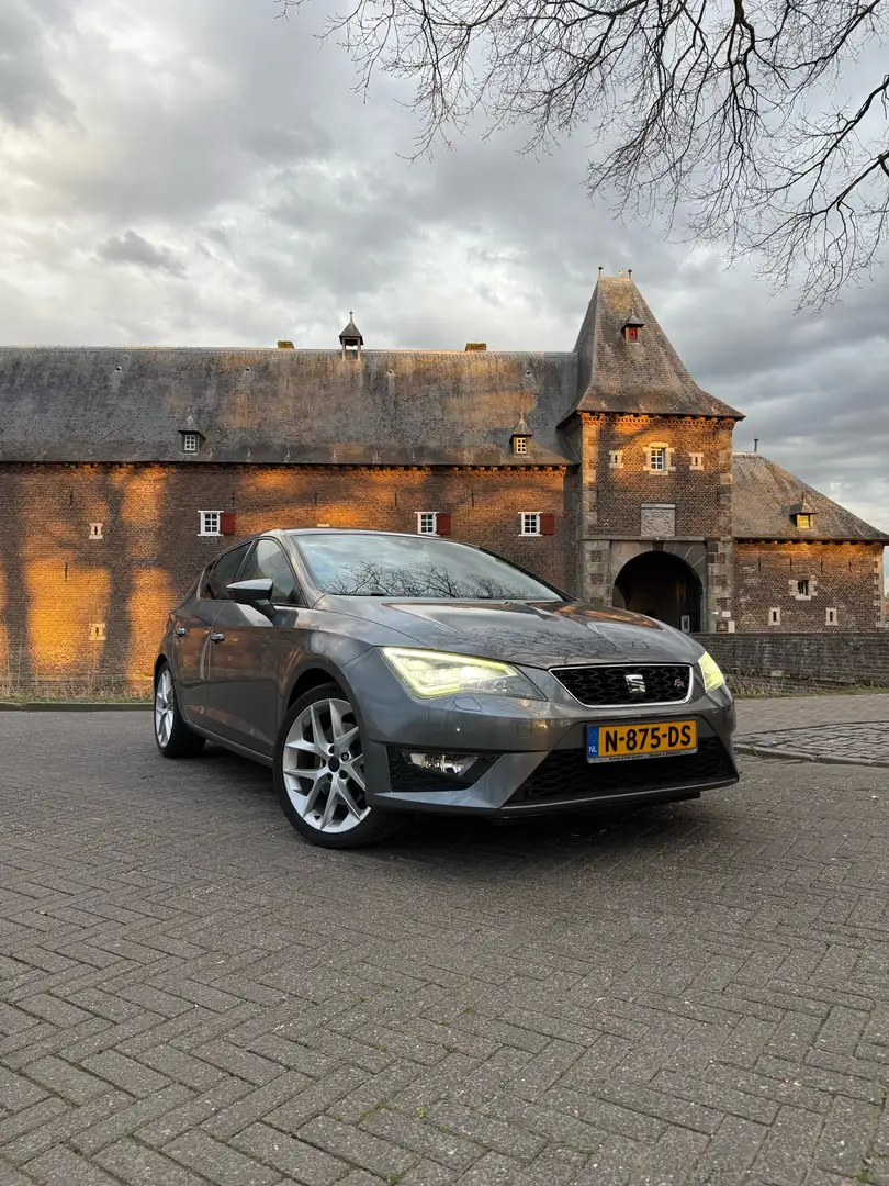 SEAT Leon 1.8 TSI FR Grijs - 1