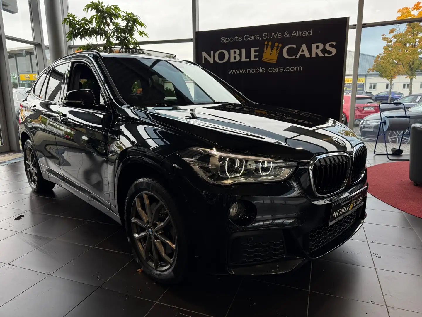 BMW X1 xDrive 20 i M Sport PANO AHK HUD LED Schwarz - 1