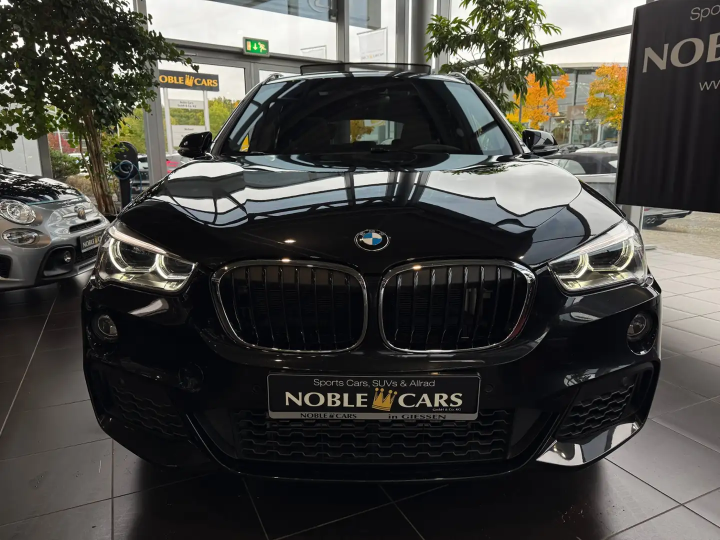 BMW X1 xDrive 20 i M Sport PANO AHK HUD LED Schwarz - 2