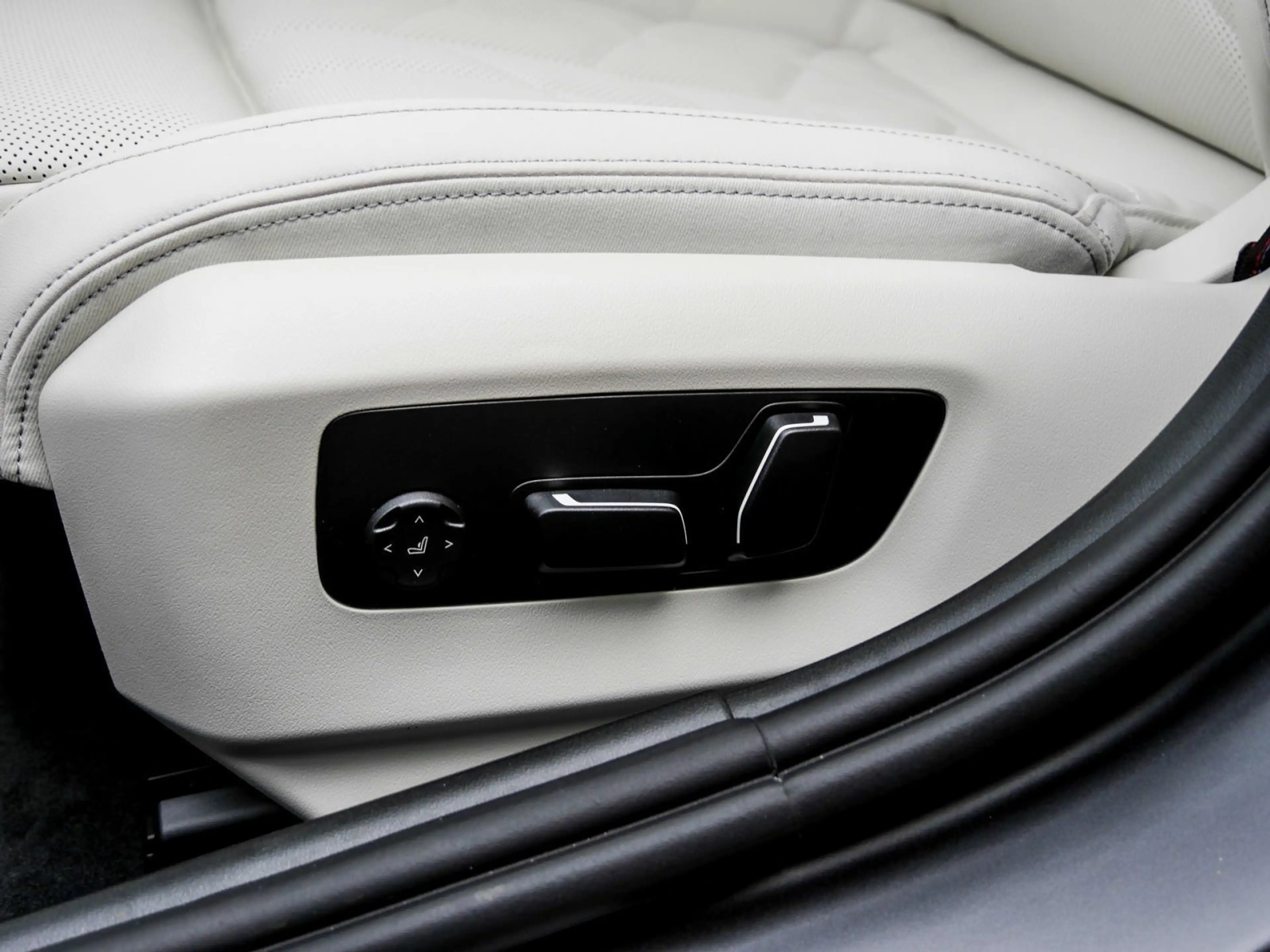 BMW 550 e xDrive M Sport Pro PANO AHK LED Sitzlüftg. — photo 14