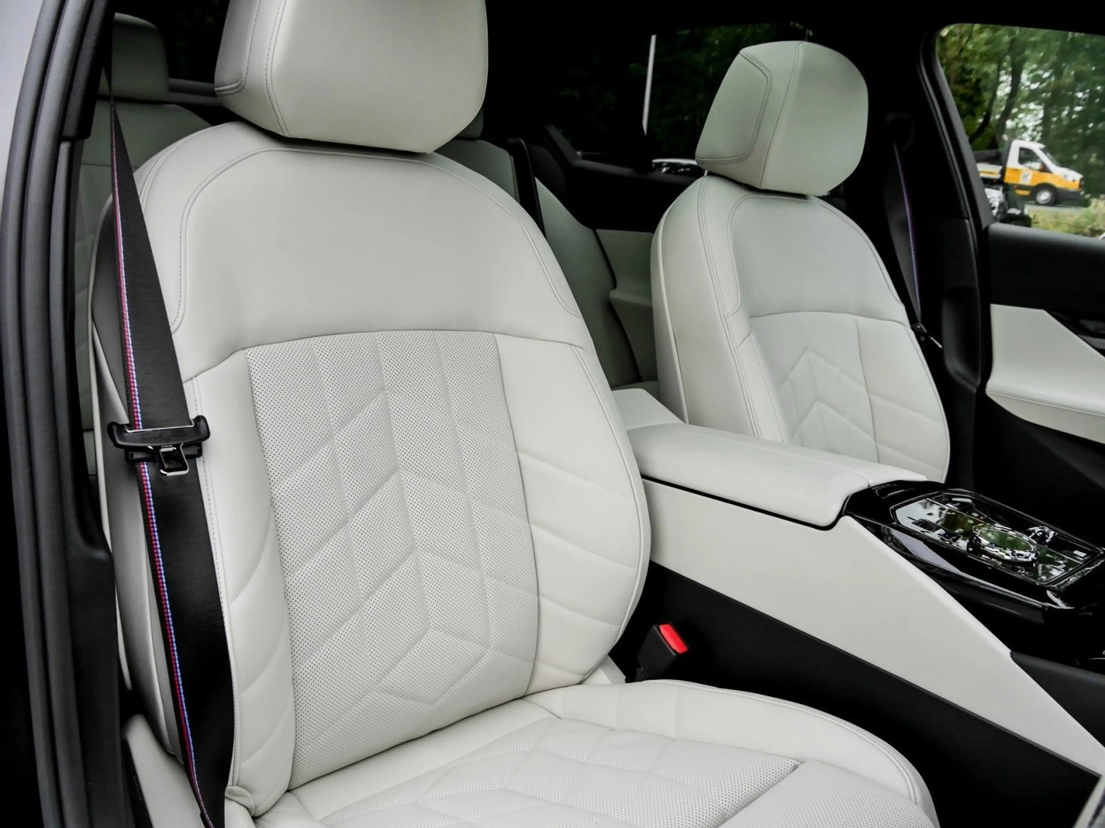 BMW 550 e xDrive M Sport Pro PANO AHK LED Sitzlüftg. — photo 6