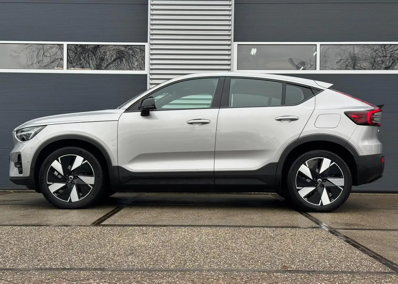 Volvo EC40 Twin Motor Ultra 82 kWh |408 pk |Pano |H/K |360° | Zilver - 2