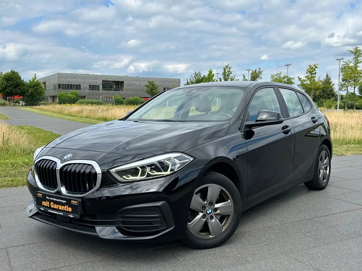 BMW 118 i Advantage/VOLLDIGITALESTACHO/SHZ/CAR-PLAY/ Schwarz - 1