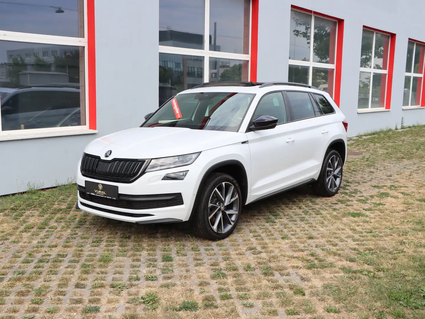 Skoda Kodiaq 2.0 TDI DSG Sportline 4x4 | Panorama | 360° Kam Weiß - 2