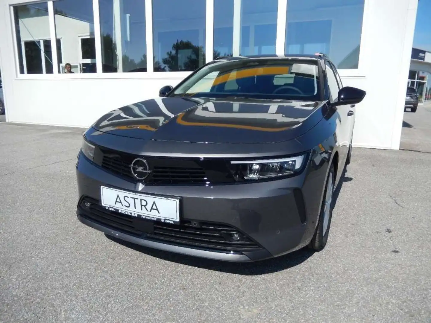 Opel Astra ST 1,2 Turbo Business Edition Grijs - 1
