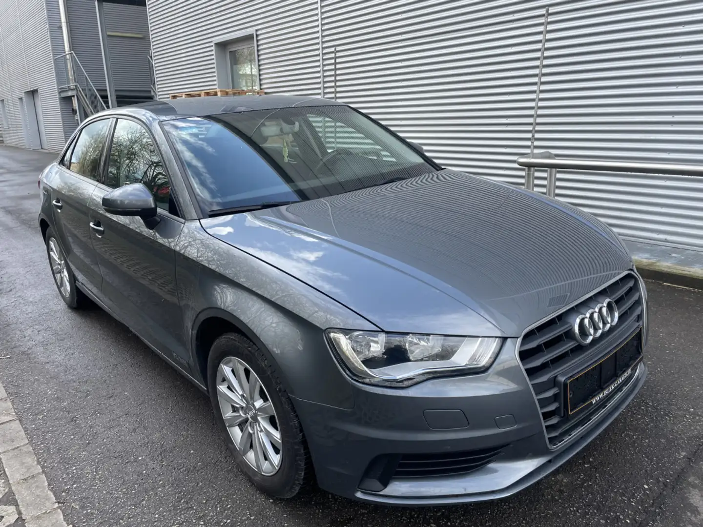 Audi A3 1.6 Limousine DIESEL 110 Grijs - 1