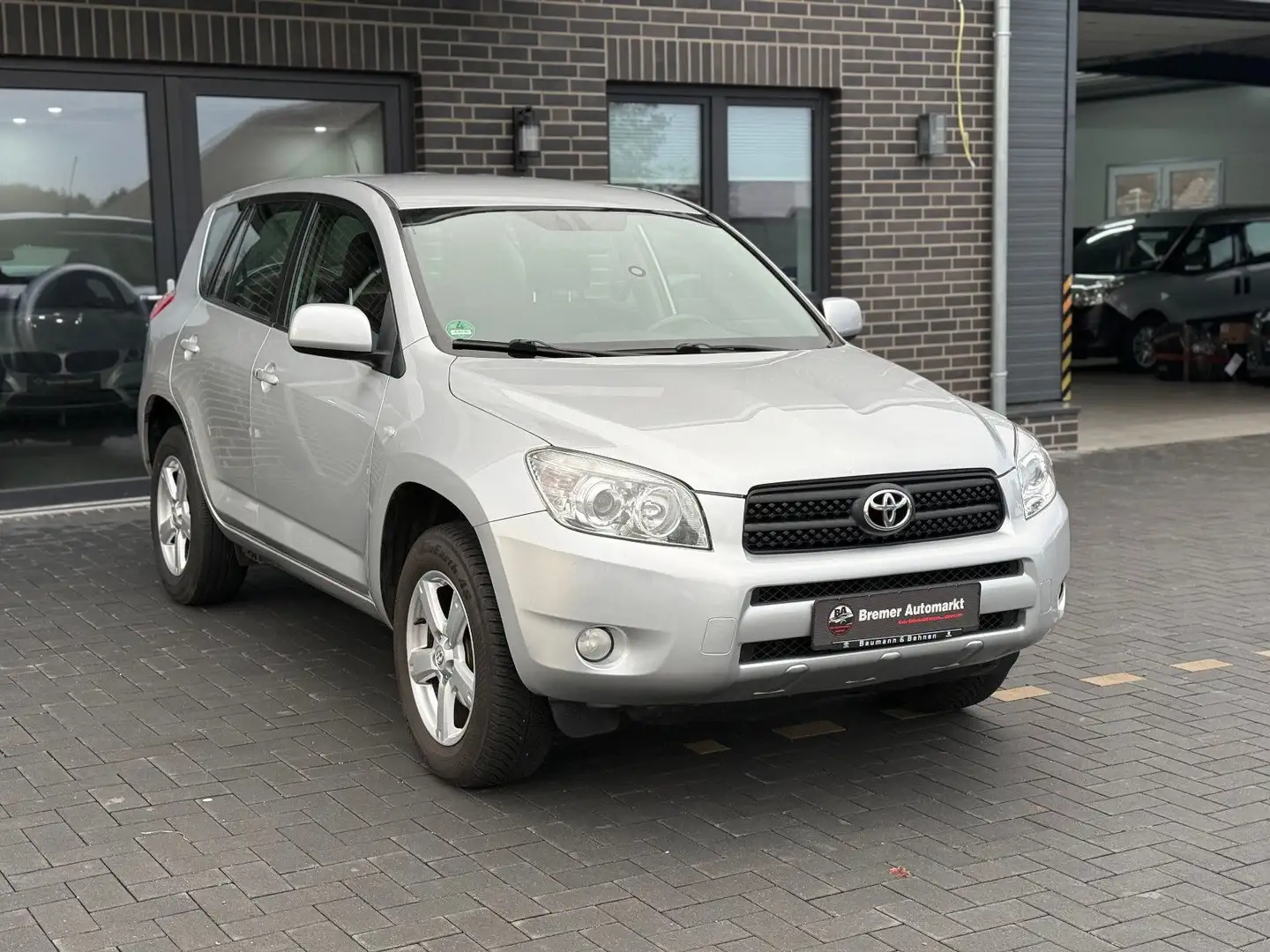 Toyota RAV 4 RAV4 Executive*Automatik*AHK*PDC*Klima*4x4 Silber - 1