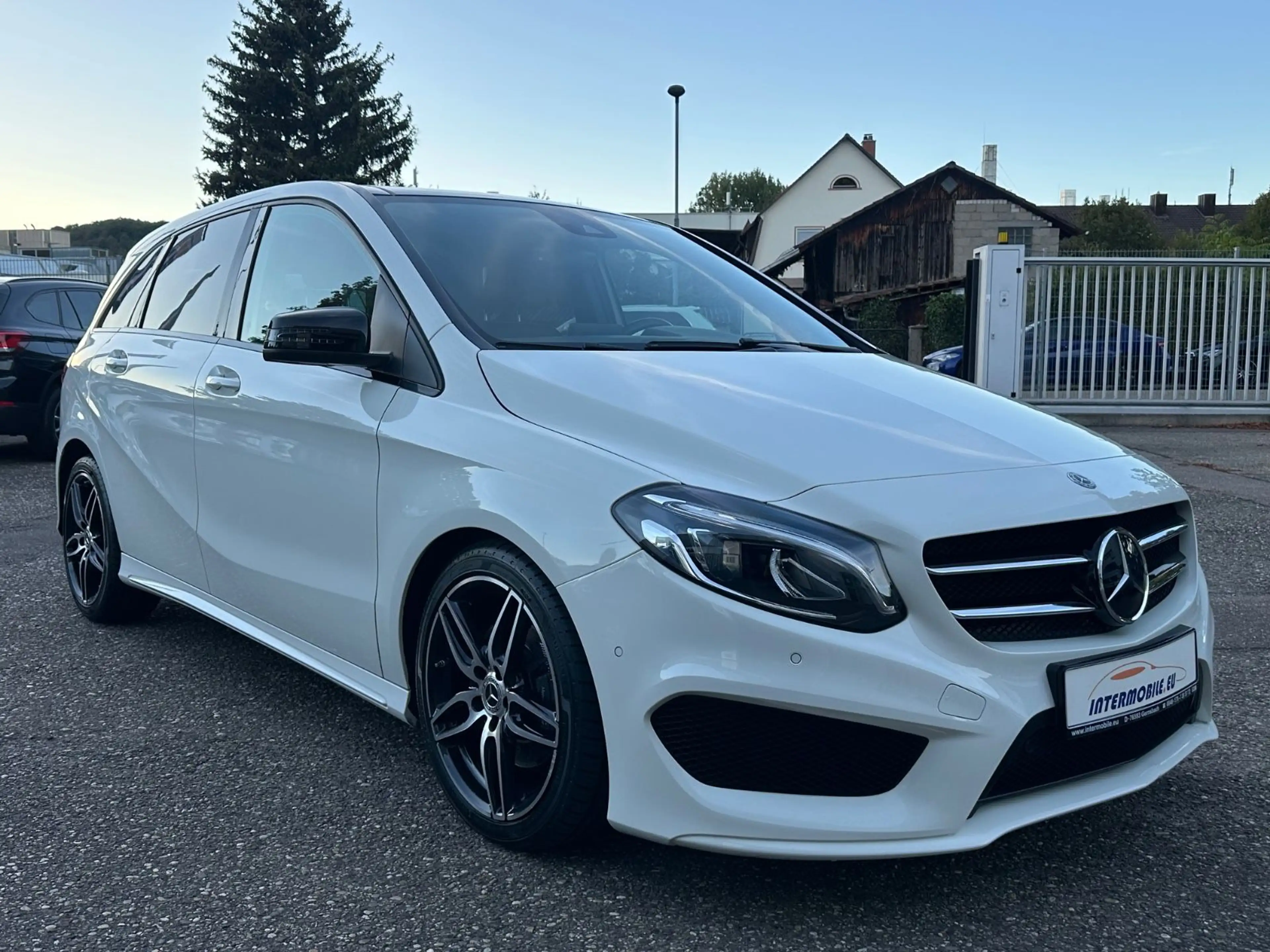 Mercedes-Benz B 220 d Aut. 4Matic AMG PANO NAVI ALU LEDER TOP — photo 3