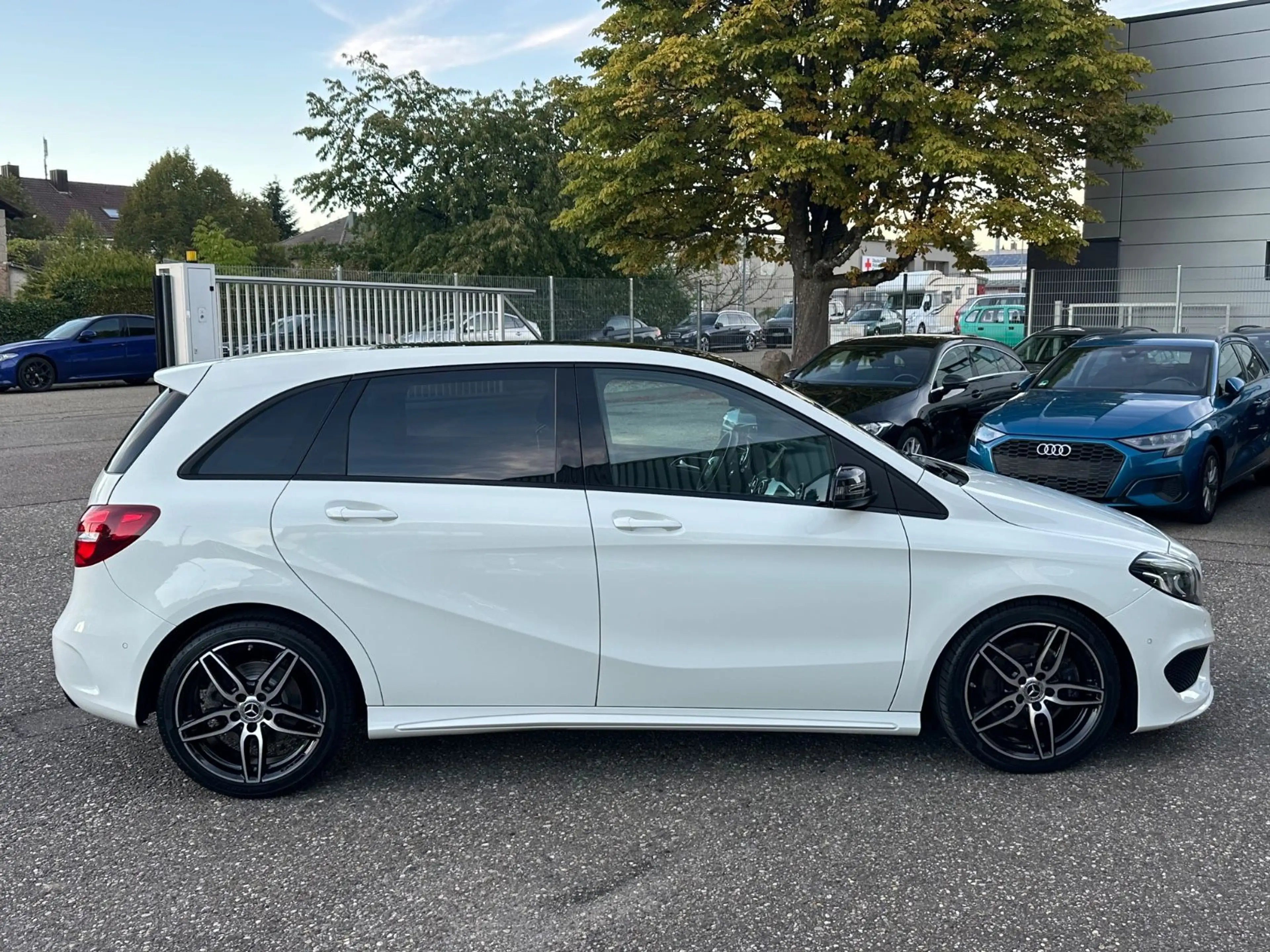 Mercedes-Benz B 220 d Aut. 4Matic AMG PANO NAVI ALU LEDER TOP — photo 4