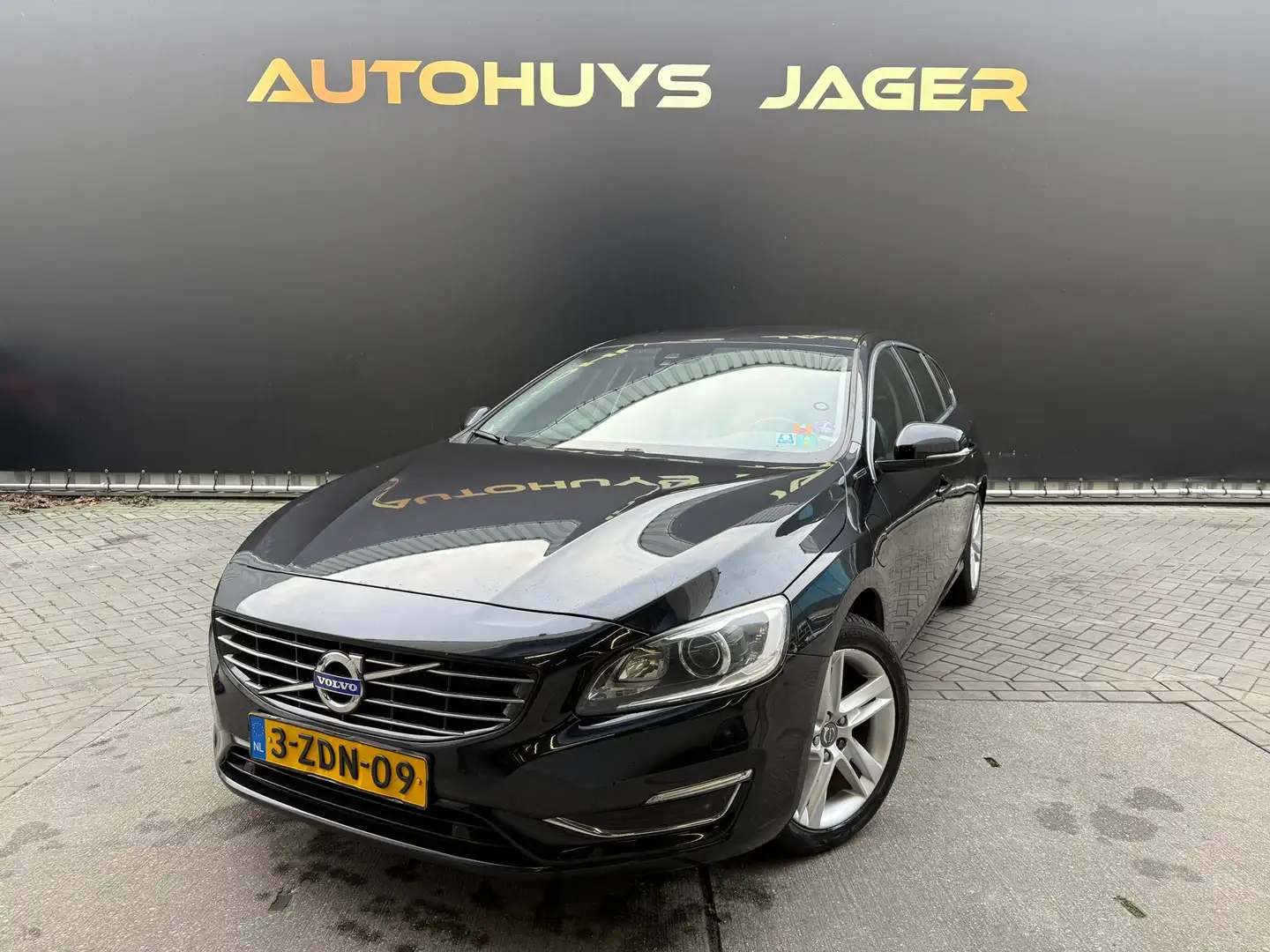 Volvo V60 2.4 D6 AWD Plug-In Hybrid Schwarz - 1