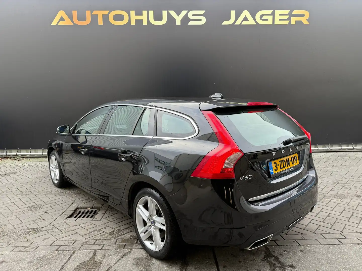 Volvo V60 2.4 D6 AWD Plug-In Hybrid Schwarz - 2