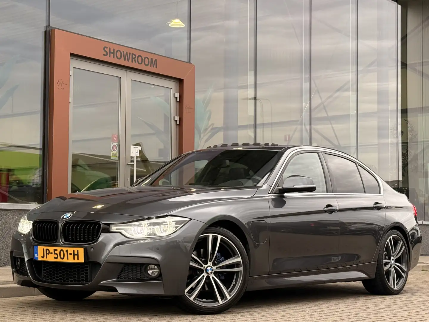 BMW 330 3-serie 330e M-Sport | Head-Up | Cruise | Stoelver Grau - 1